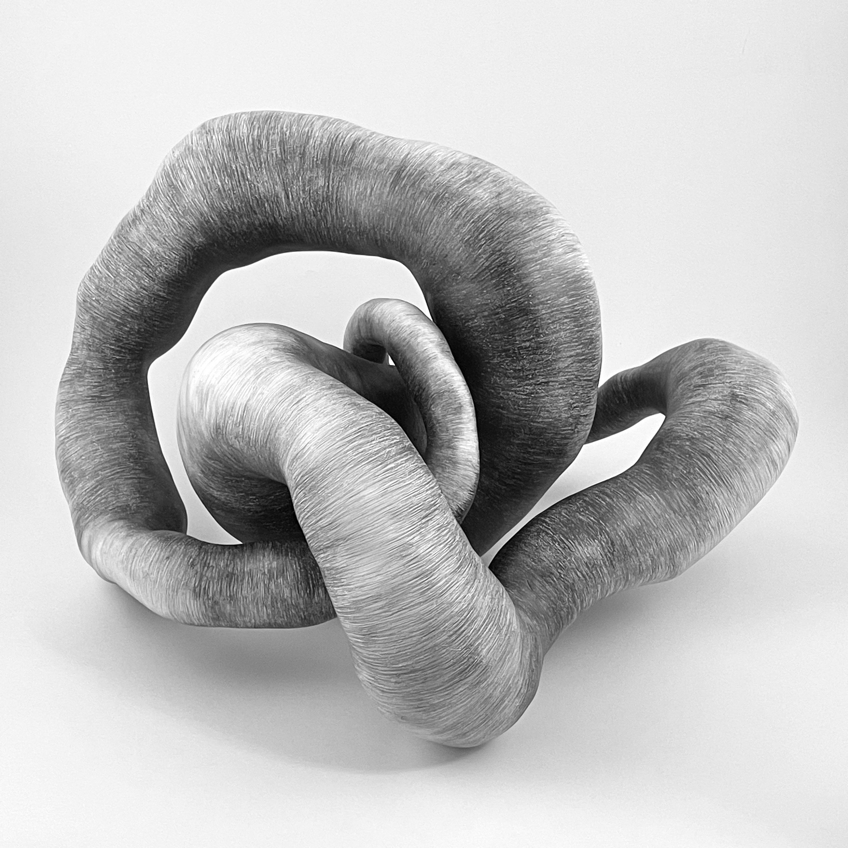Abstract Sculpture Judi Tavill - Sculpture abstraite minimaliste en argile : « Twist »