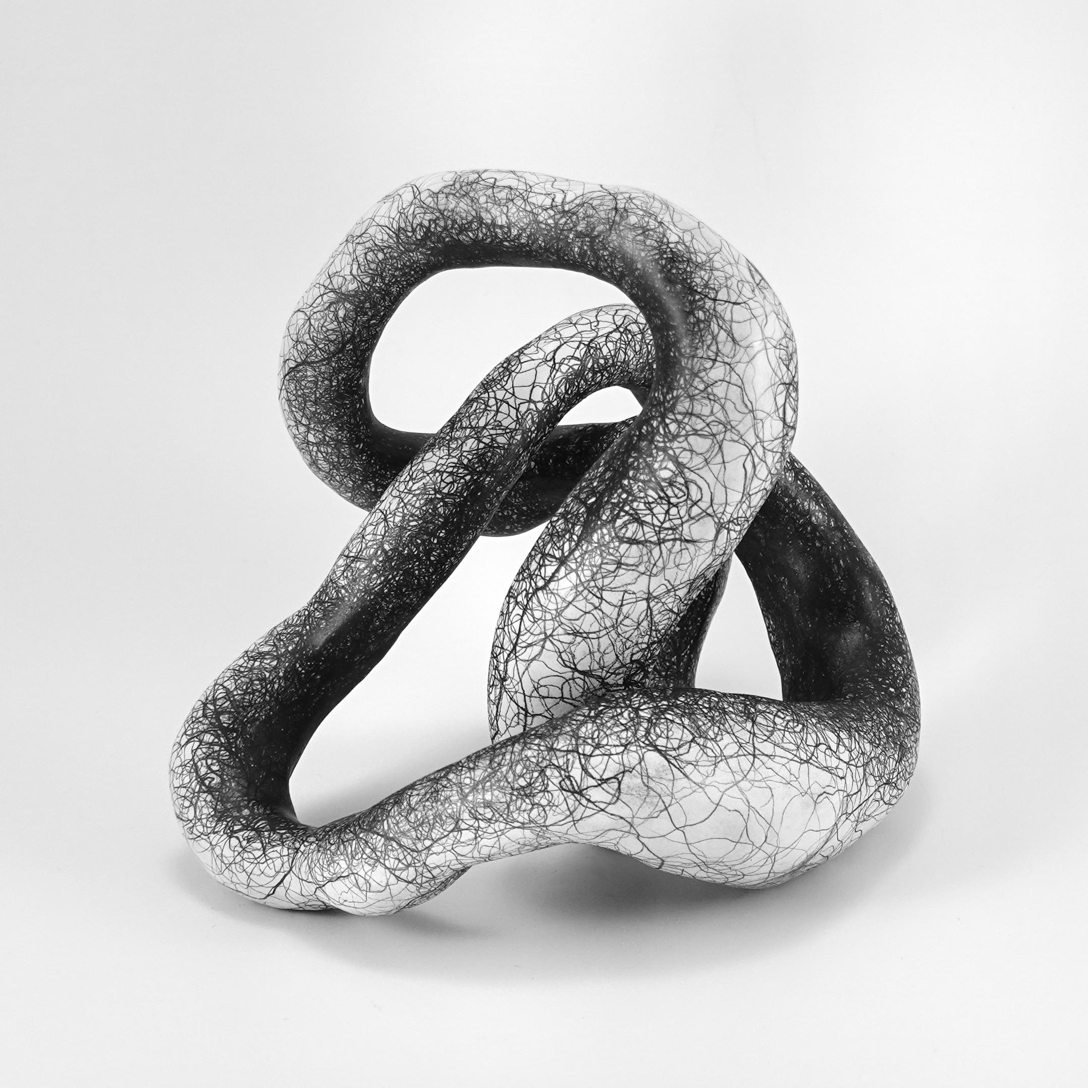 Abstract Sculpture Judi Tavill - Sculpture abstraite minimale en noir et blanc : "CENTRIC 2".