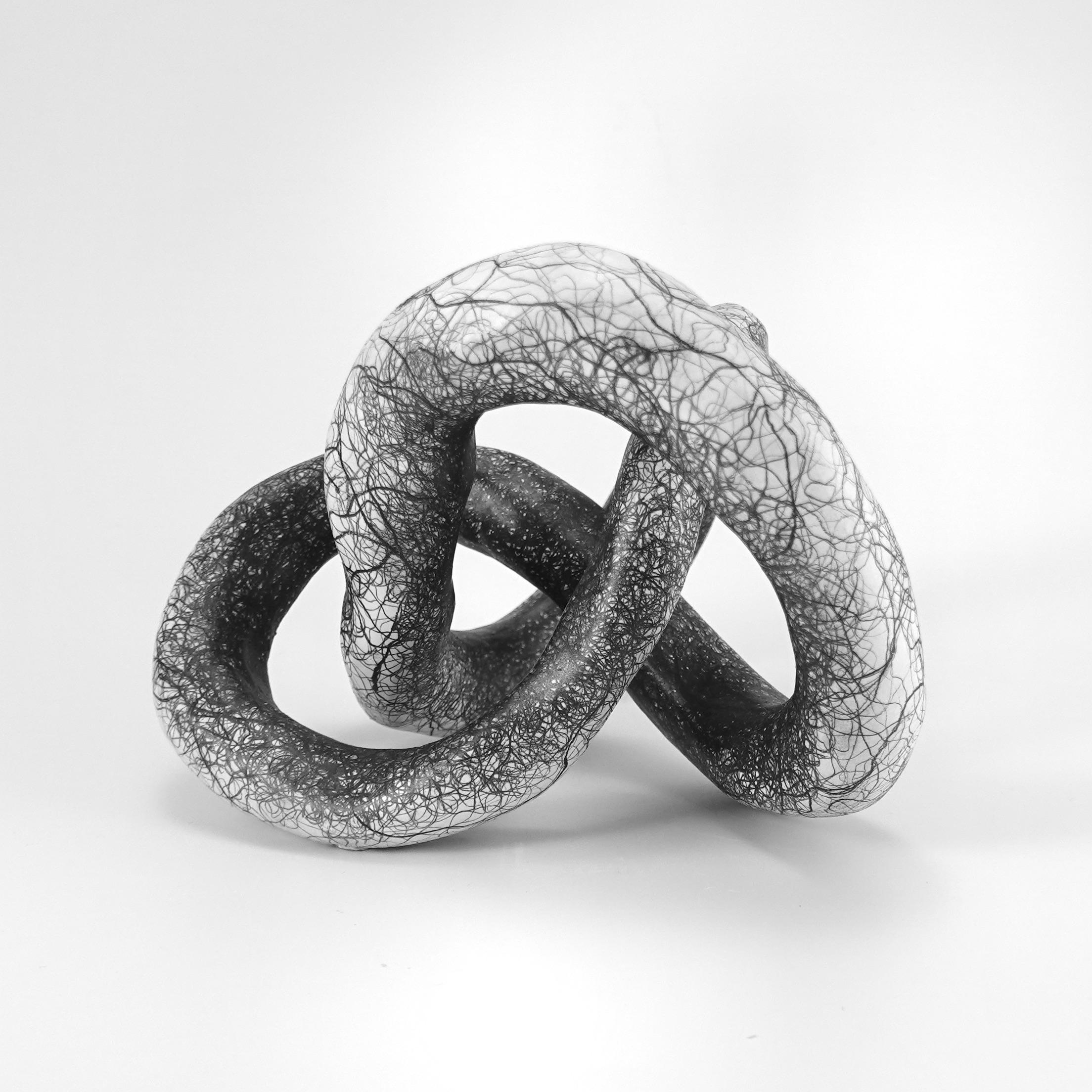 Sculpture abstraite minimale en noir et blanc : 