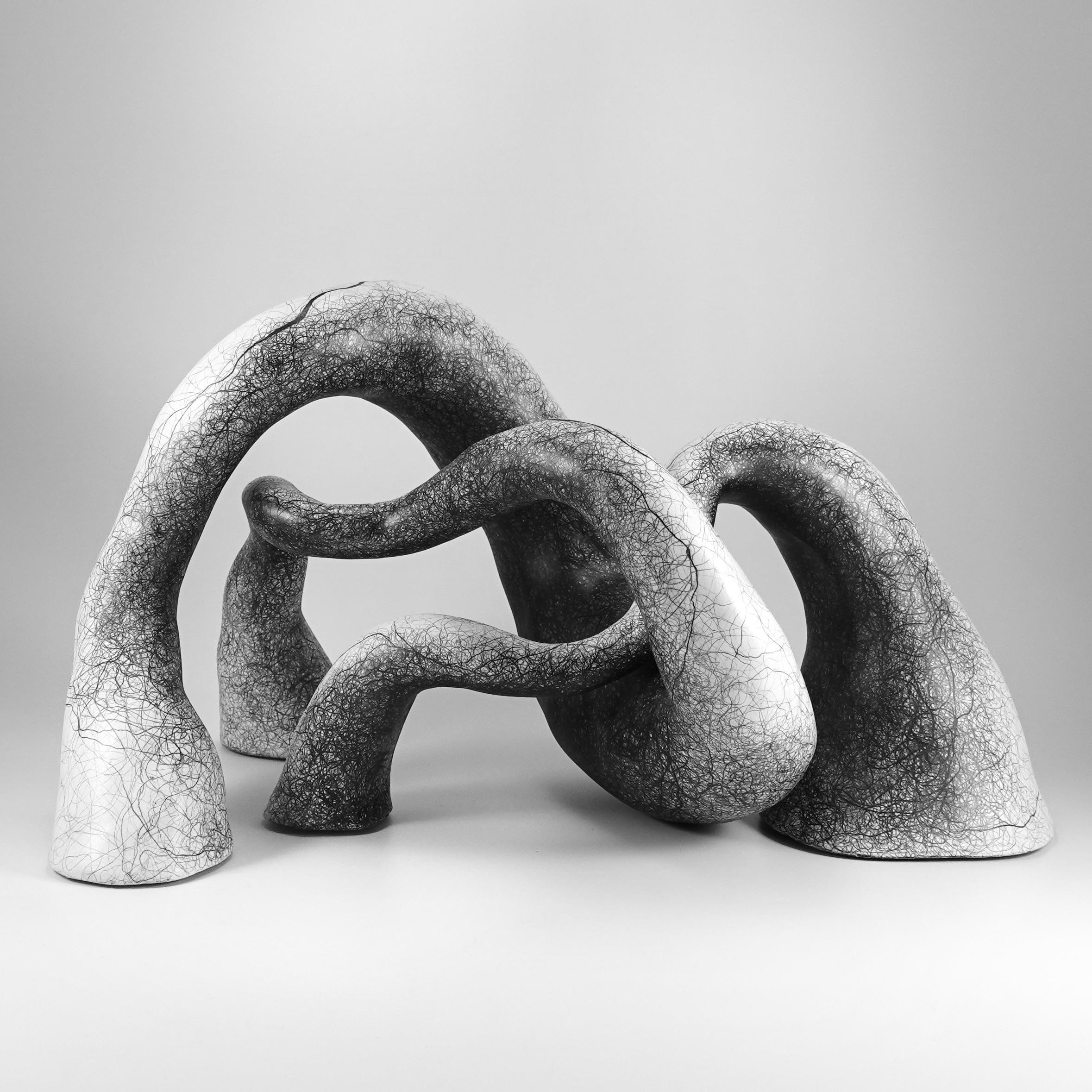 Abstract Sculpture Judi Tavill - Sculpture abstraite minimale en noir et blanc : "Couple".