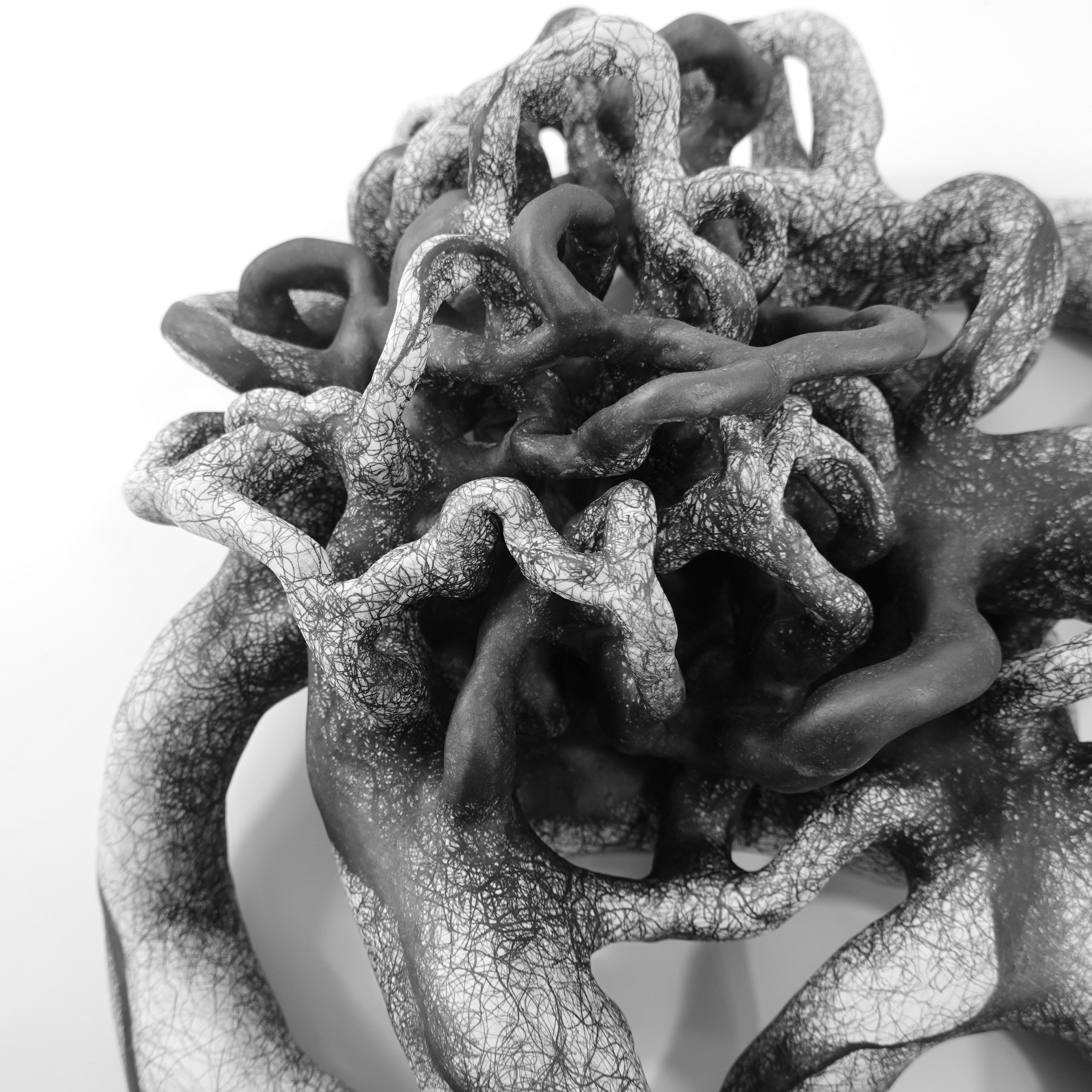 Escultura minimalista abstracta en blanco y negro: 'CULTA - Sculpture de Judi Tavill