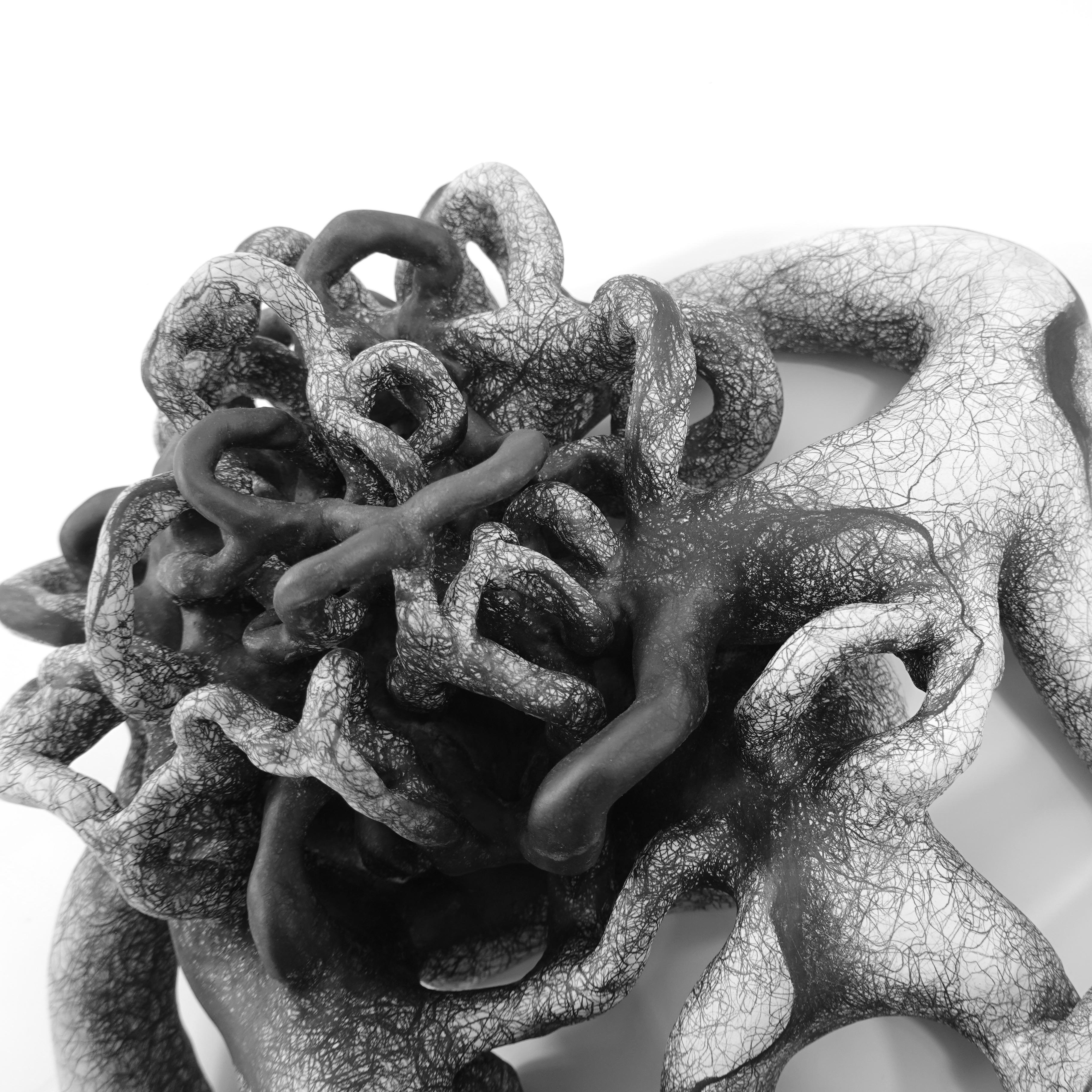 Escultura minimalista abstracta en blanco y negro: 'CULTA - Sculpture Contemporáneo de Judi Tavill