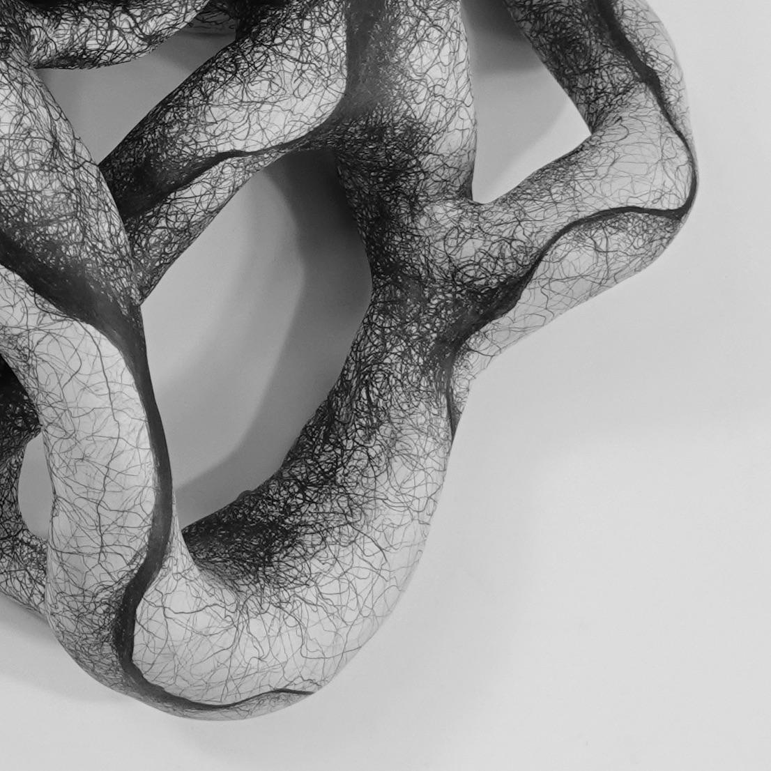 Escultura minimalista abstracta en blanco y negro: 'CULTA - Abstract Sculpture Gris de Judi Tavill