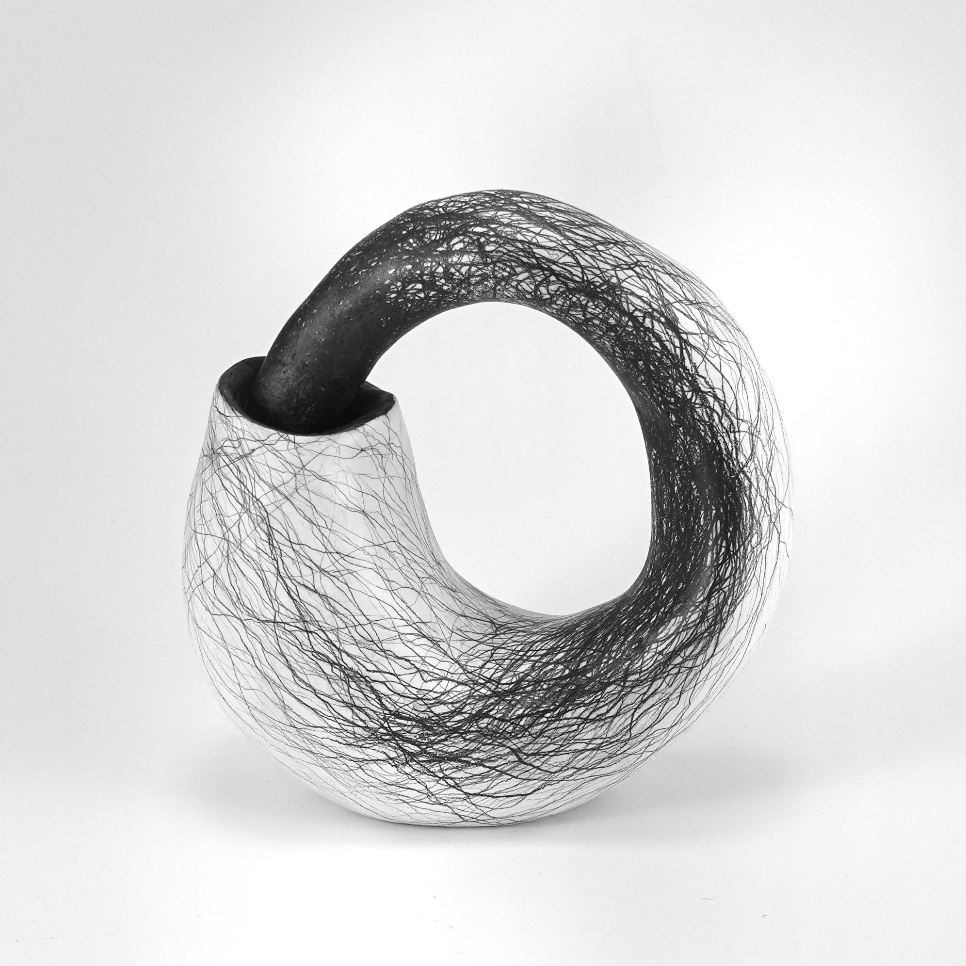 Abstract Sculpture Judi Tavill - Sculpture abstraite minimale en noir et blanc : "Curl" (boucle)