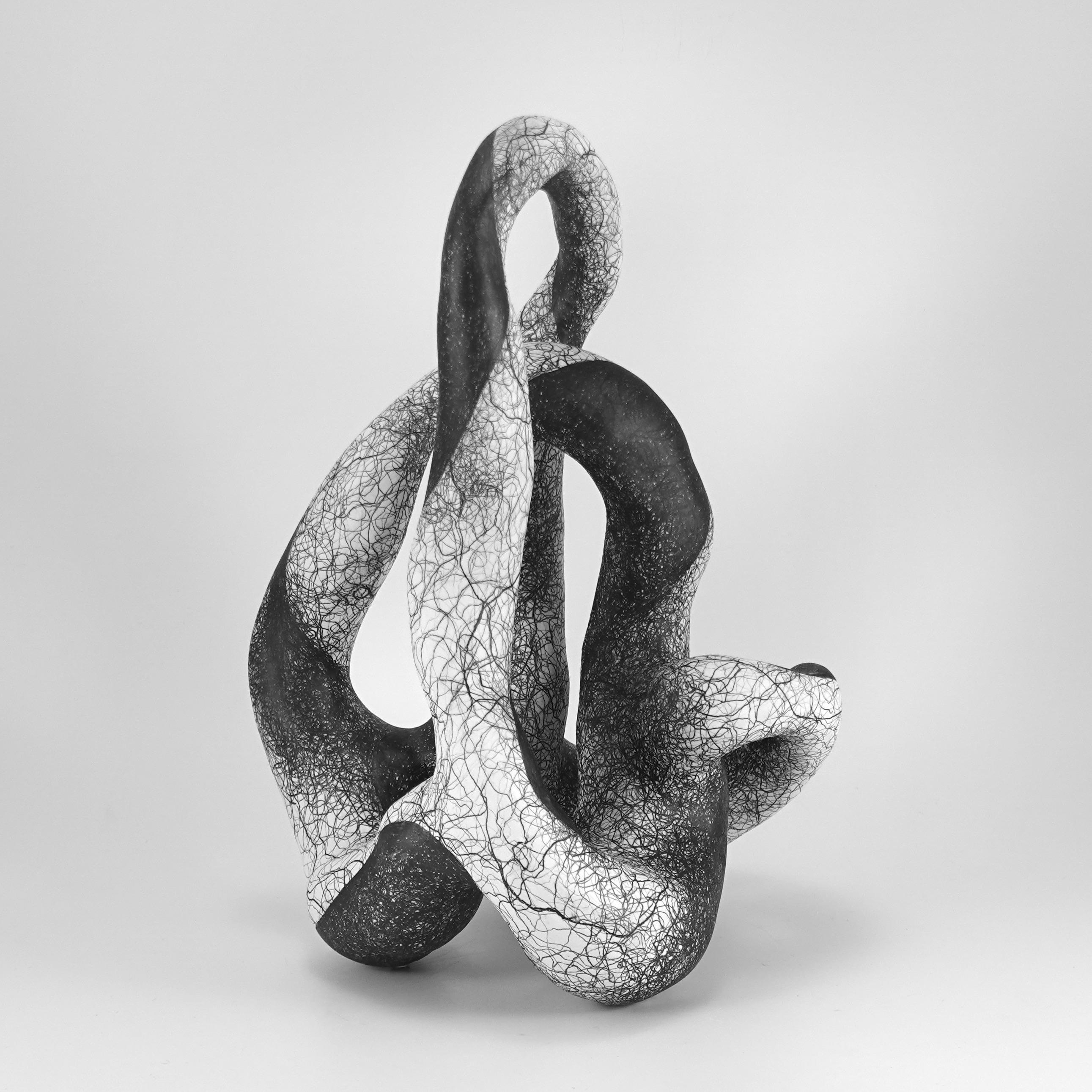 Escultura minimalista abstracta en blanco y negro: 'Habilitar' - Sculpture de Judi Tavill