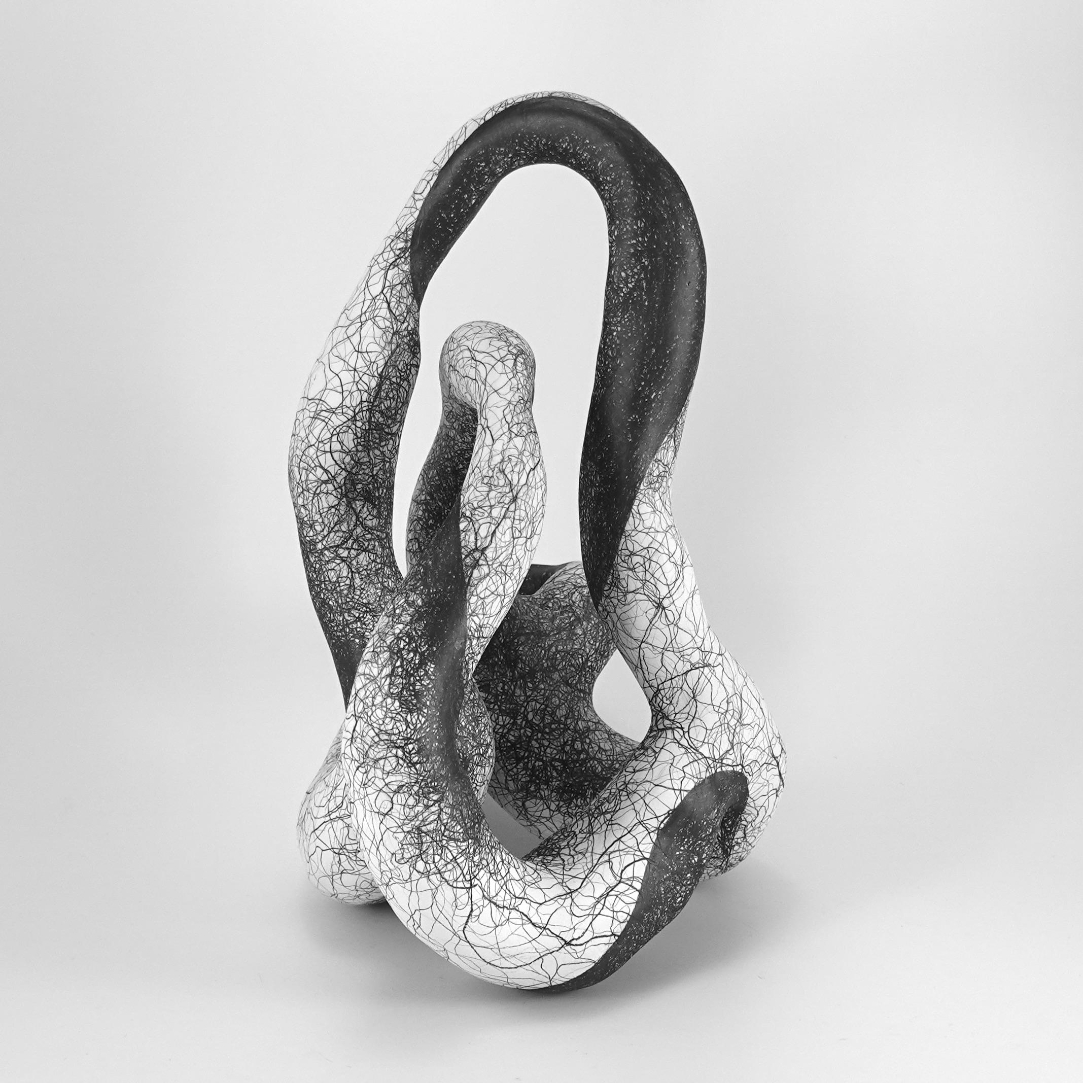 Escultura minimalista abstracta en blanco y negro: 'Habilitar' - Sculpture Contemporáneo de Judi Tavill