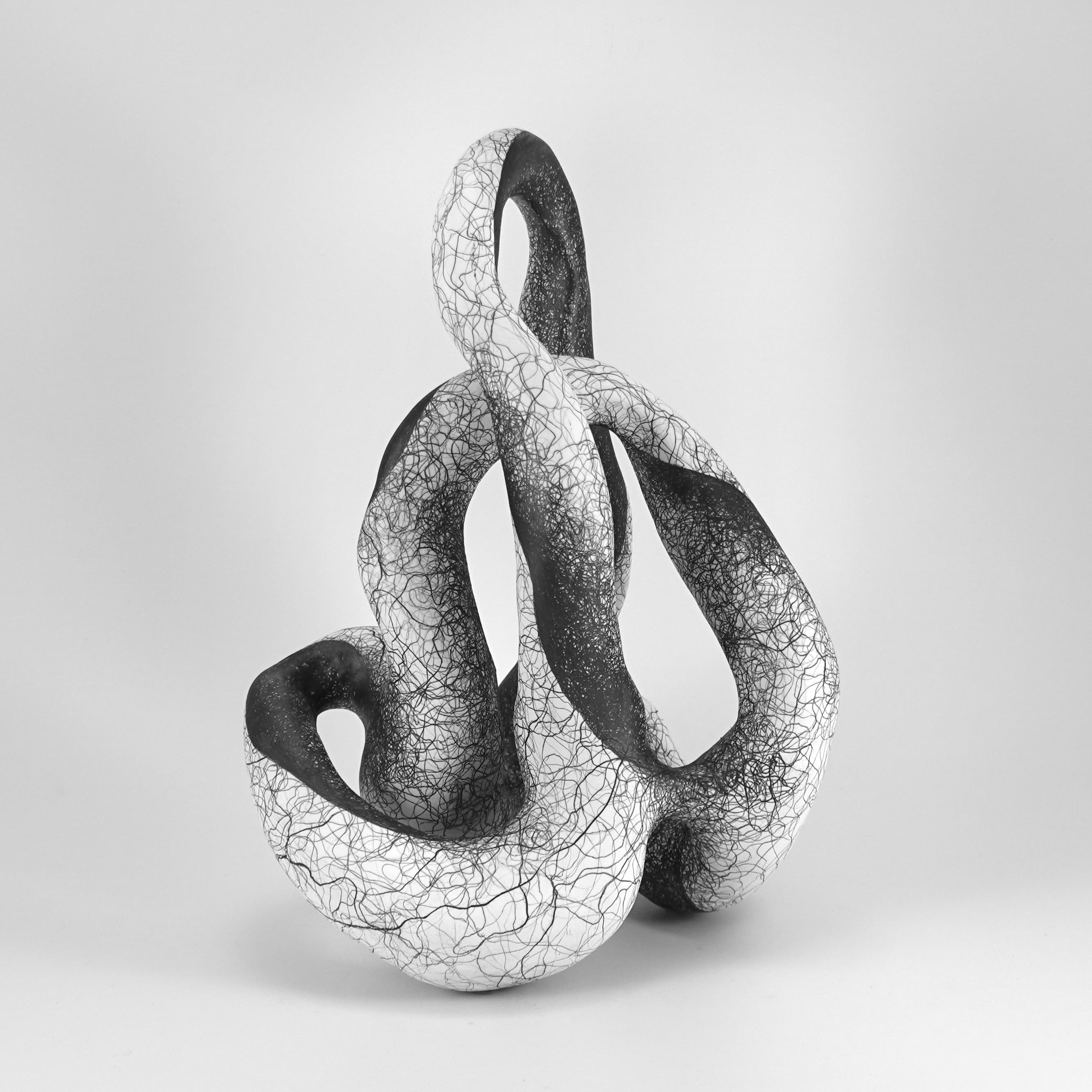 Abstract Sculpture de Judi Tavill - Escultura minimalista abstracta en blanco y negro: 'Habilitar'