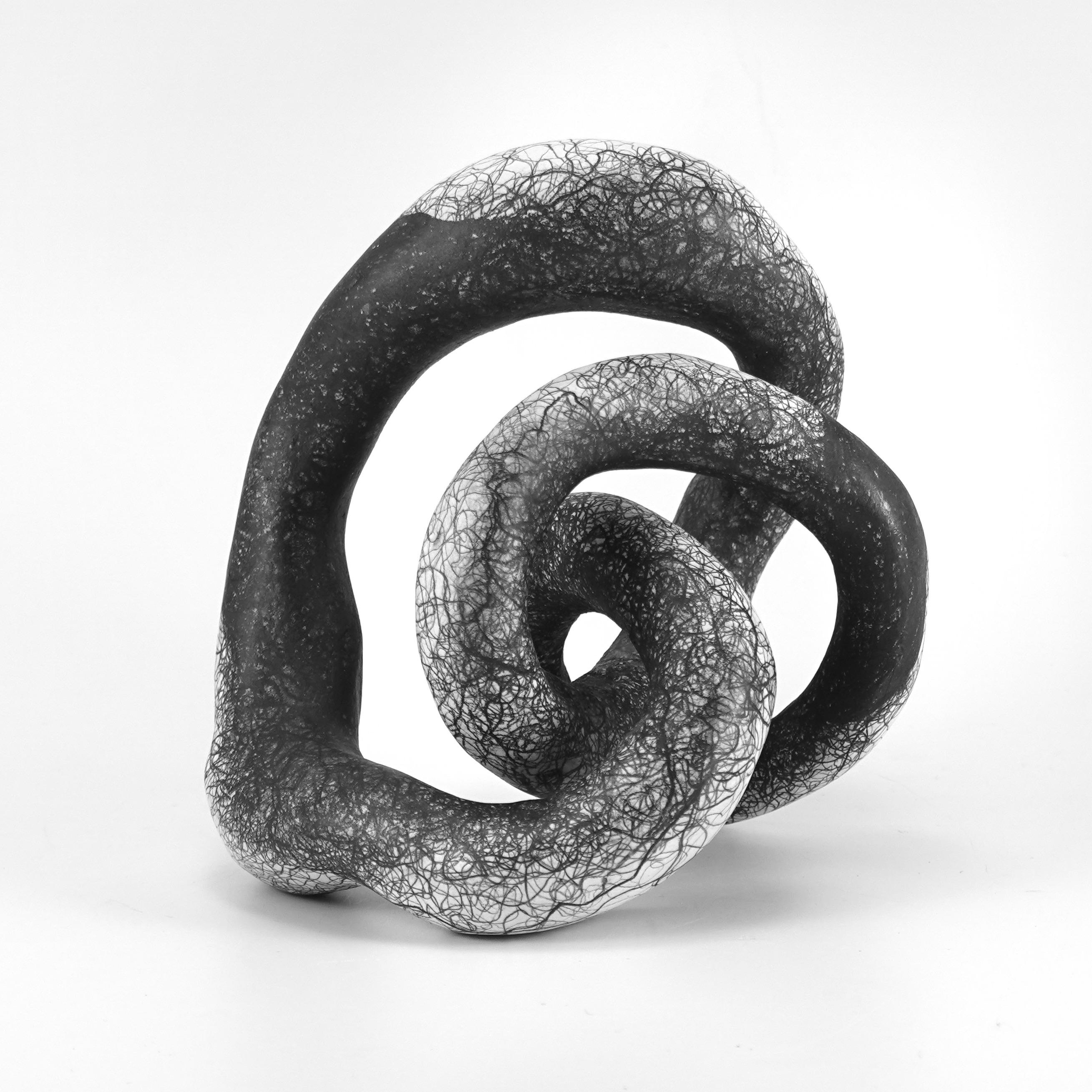 Abstract Sculpture Judi Tavill - Sculpture abstraite minimale en noir et blanc : "ENFLEX".