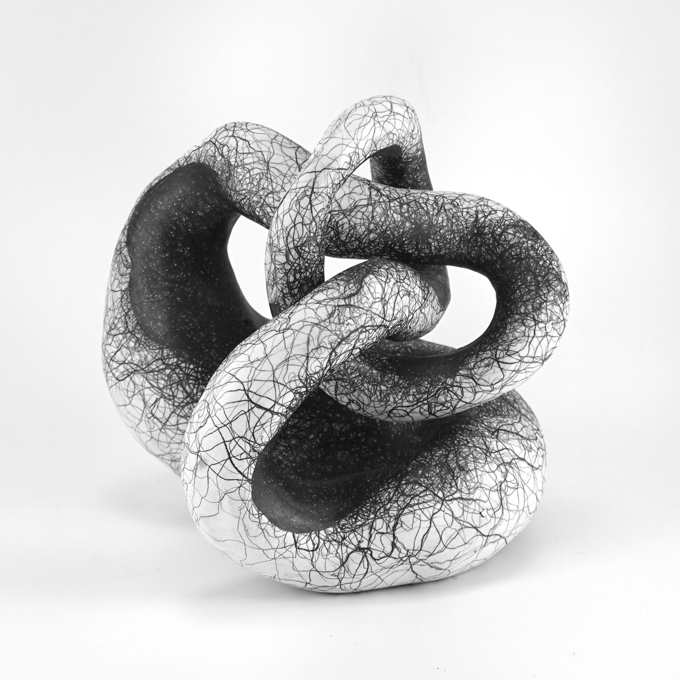 Abstract Sculpture Judi Tavill - Sculpture abstraite minimale en noir et blanc : "ENTWIX".