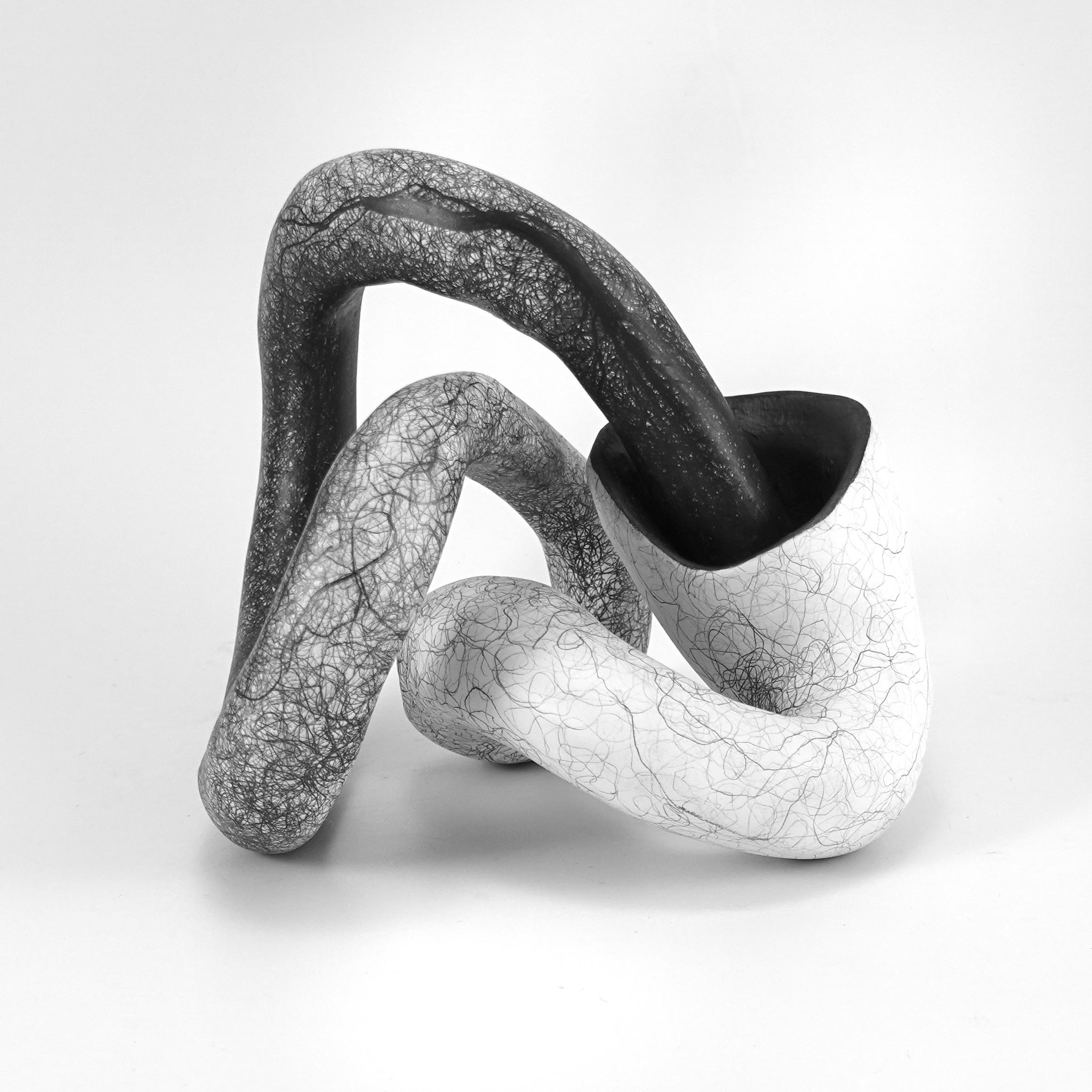 Abstract Sculpture Judi Tavill - Sculpture abstraite minimale en noir et blanc : "Fill" (Remplissage)