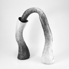 Minimale abstrakte, schwarz-weiße Skulptur: „Fuse“
