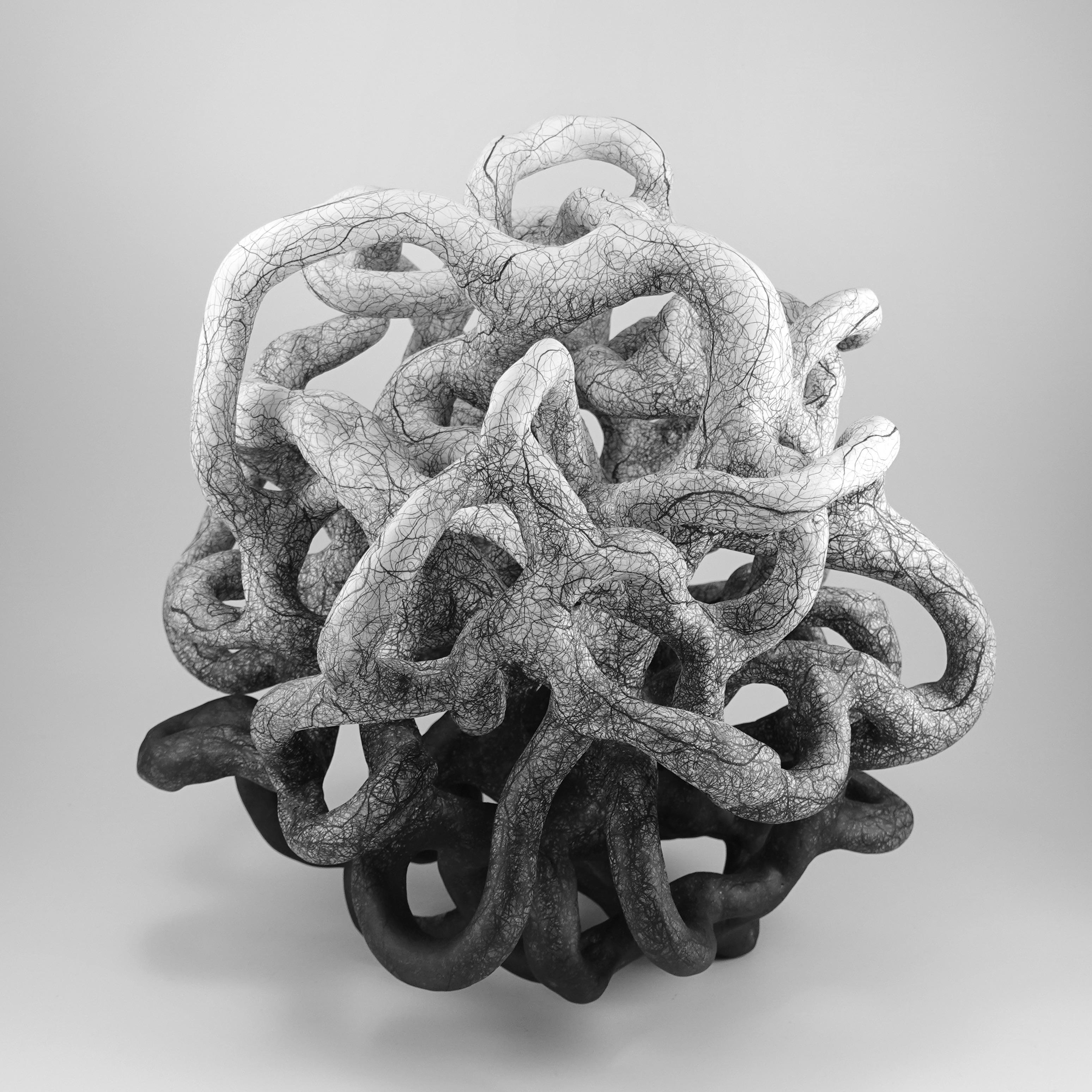 Abstract Sculpture Judi Tavill - Sculpture abstraite minimale en noir et blanc : "INVOLVE".