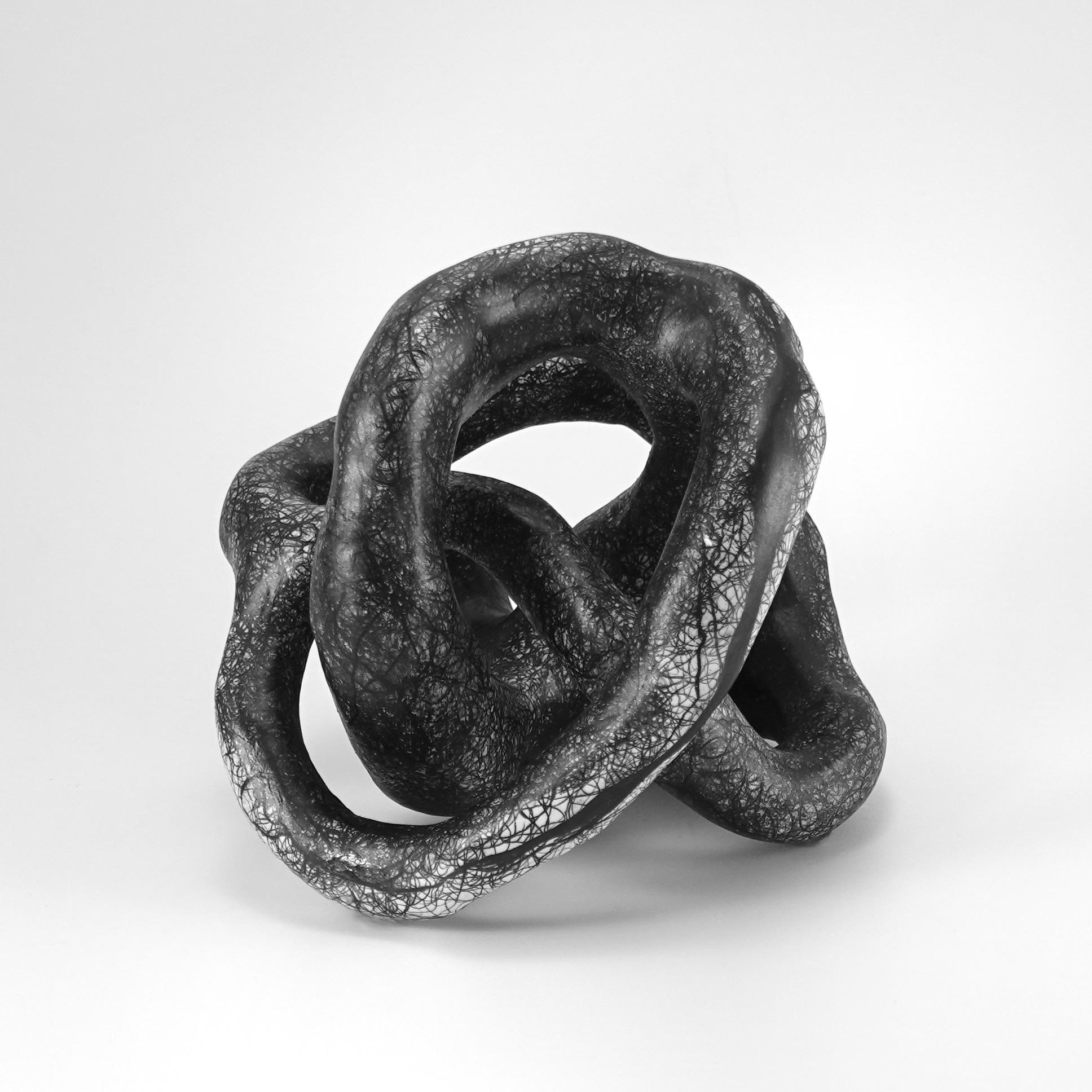 Escultura minimalista abstracta, en blanco y negro: 'FONDO' - Sculpture de Judi Tavill