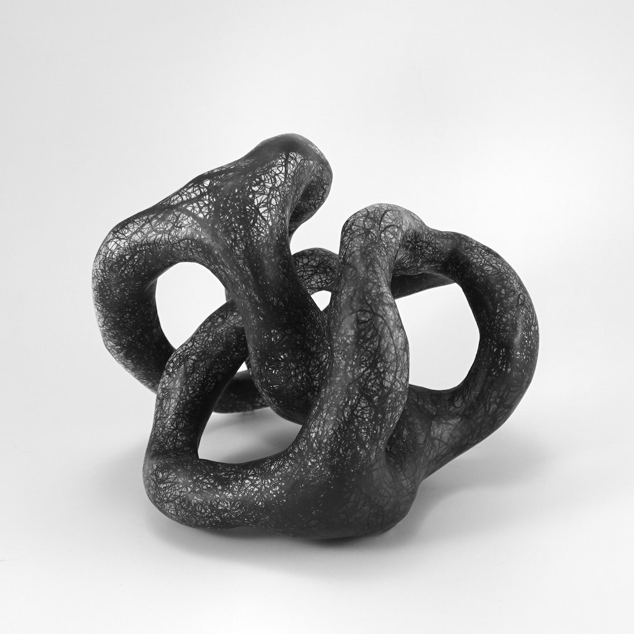 Escultura minimalista abstracta, en blanco y negro: 'FONDO' - Sculpture Contemporáneo de Judi Tavill