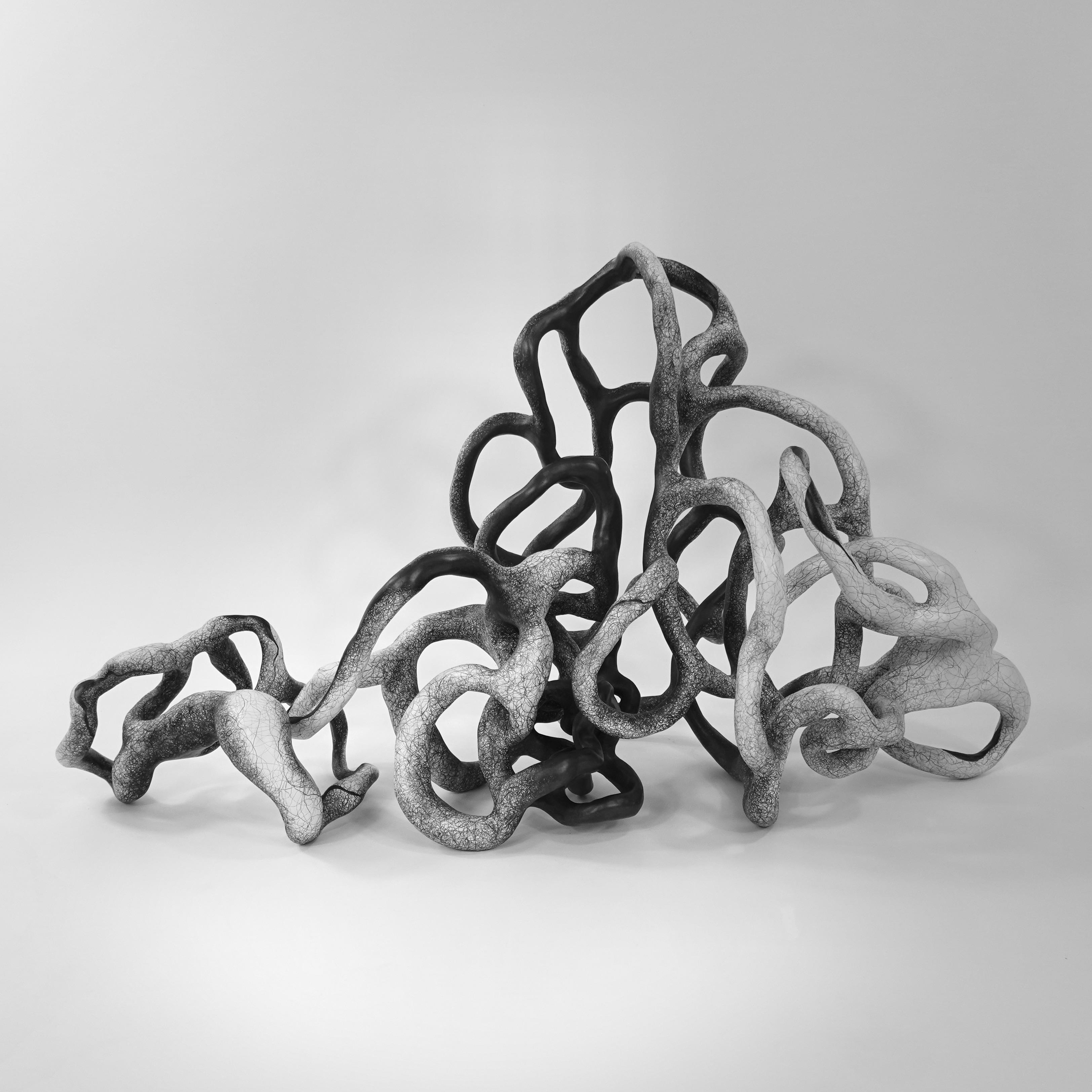 Escultura minimalista abstracta en blanco y negro: "SPRAWL