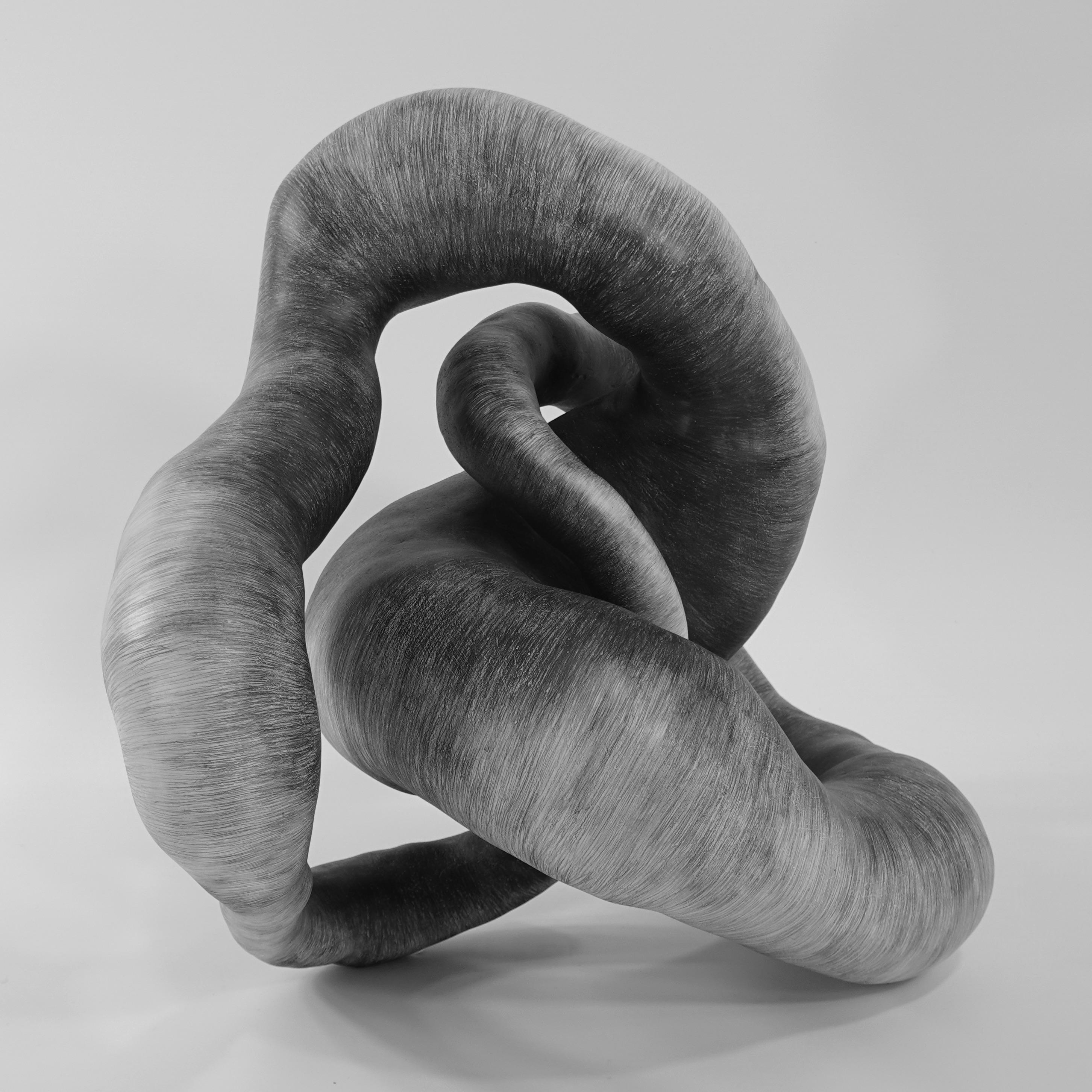 Escultura minimalista abstracta en blanco y negro: 'TWIST - Sculpture de Judi Tavill