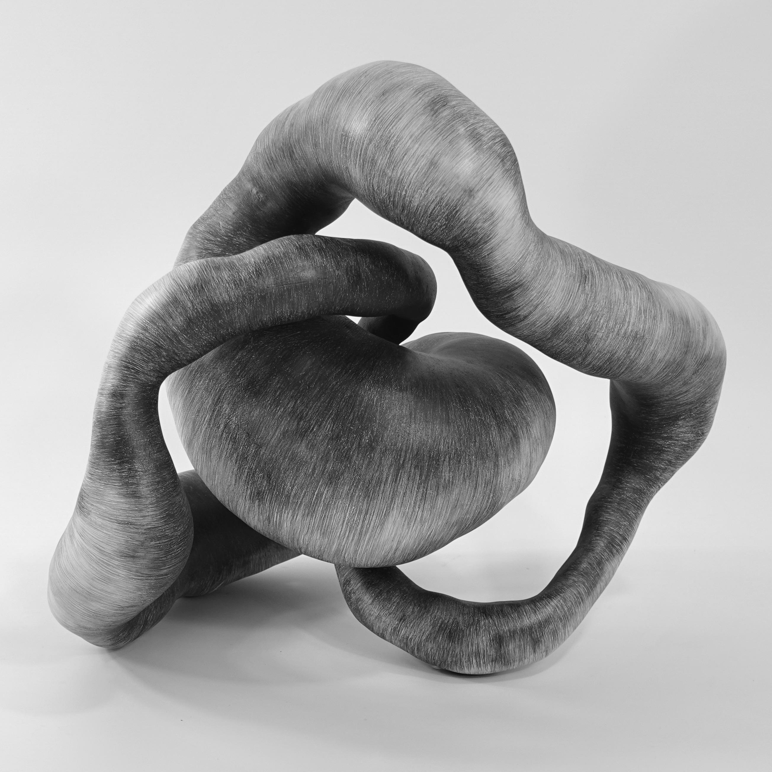 Escultura minimalista abstracta en blanco y negro: 'TWIST - Sculpture Contemporáneo de Judi Tavill