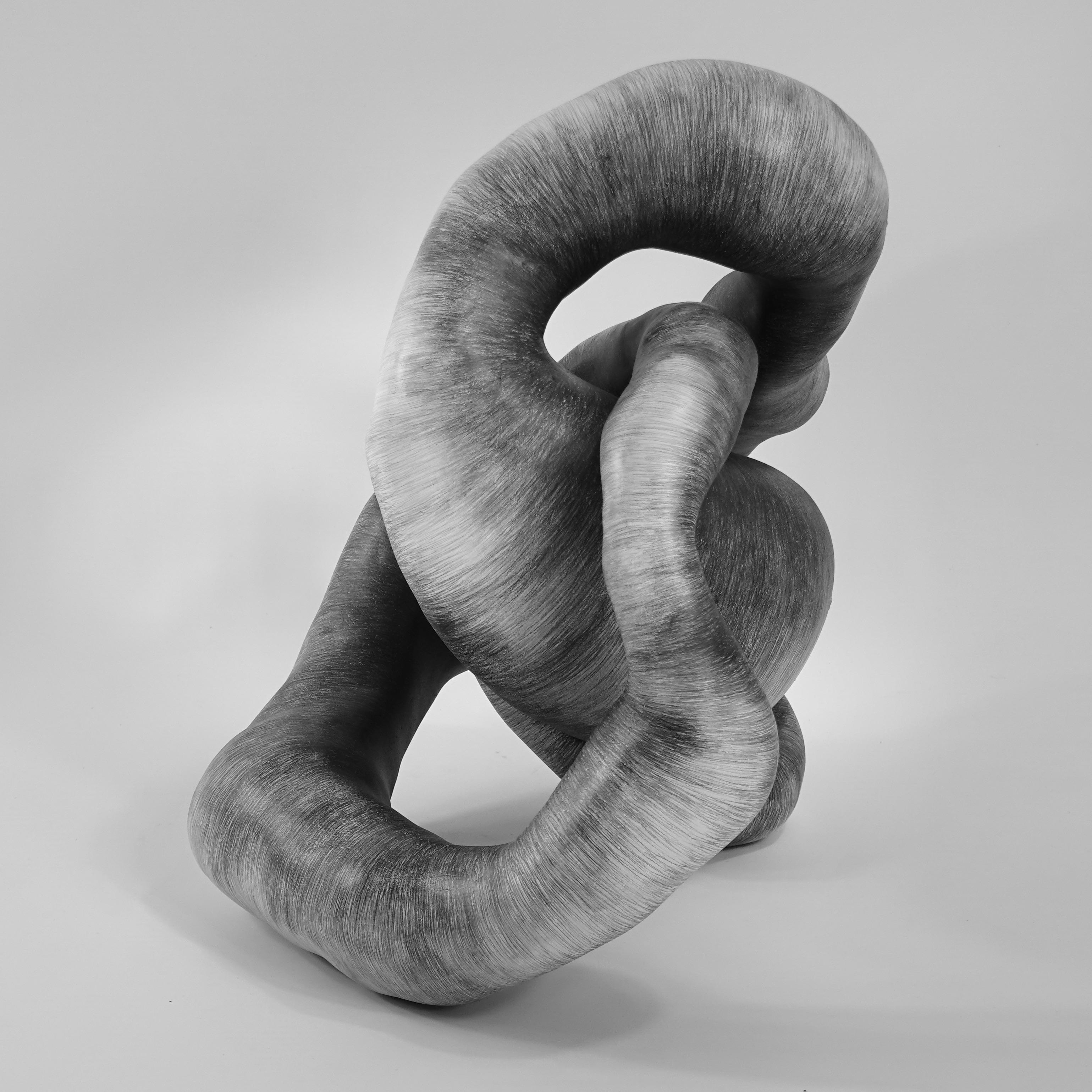 Escultura minimalista abstracta en blanco y negro: 'TWIST - Abstract Sculpture Gris de Judi Tavill