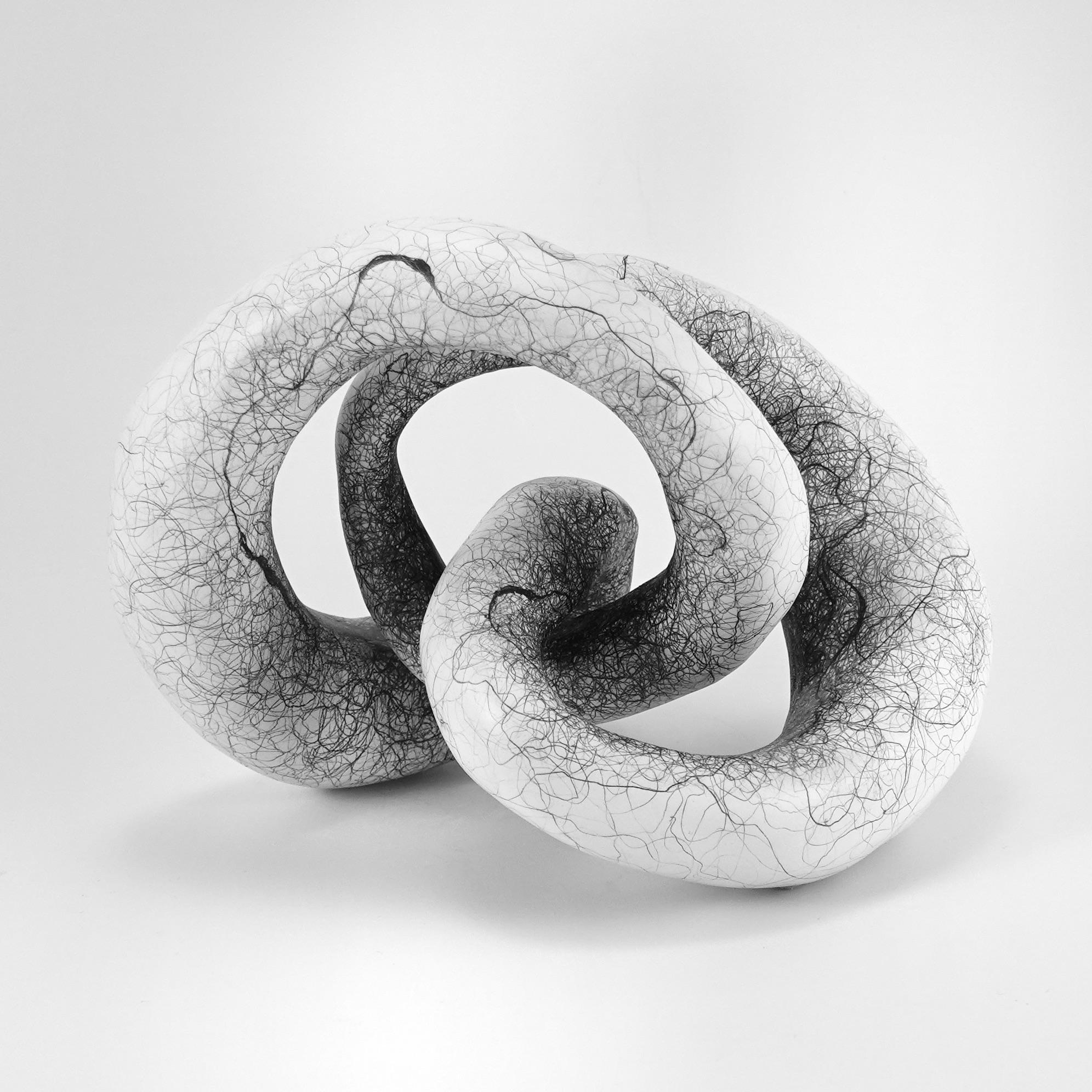 Minimale abstrakte, schwarz-weiße Skulptur: 'TWIXT' – Sculpture von Judi Tavill