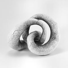 Sculpture abstraite minimale en noir et blanc : "TWIXT".