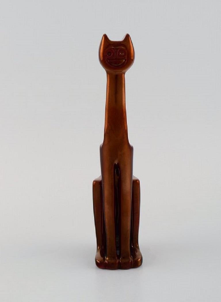 Judit Nádor (1934-2016) for Zsolnay. Cubist cat in glazed ceramics. 
Beautiful luster glaze in red shades. 1970s.
Measures: 23 x 7 cm.
In excellent condition.
Stamped.