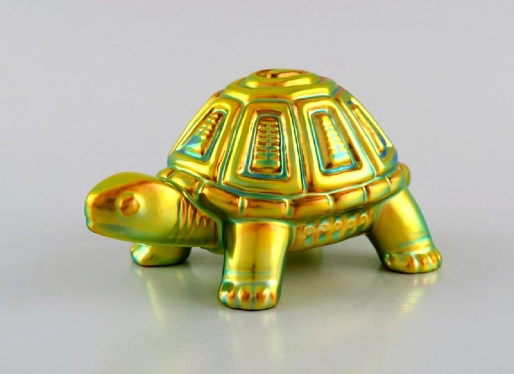 Judit Nádor (1934-2016) for Zsolnay. Turtle in glazed ceramics. 
Beautiful eosin glaze. 1970s.
Measures: 15 x 8 x 8 cm.
In excellent condition.
Stamped.