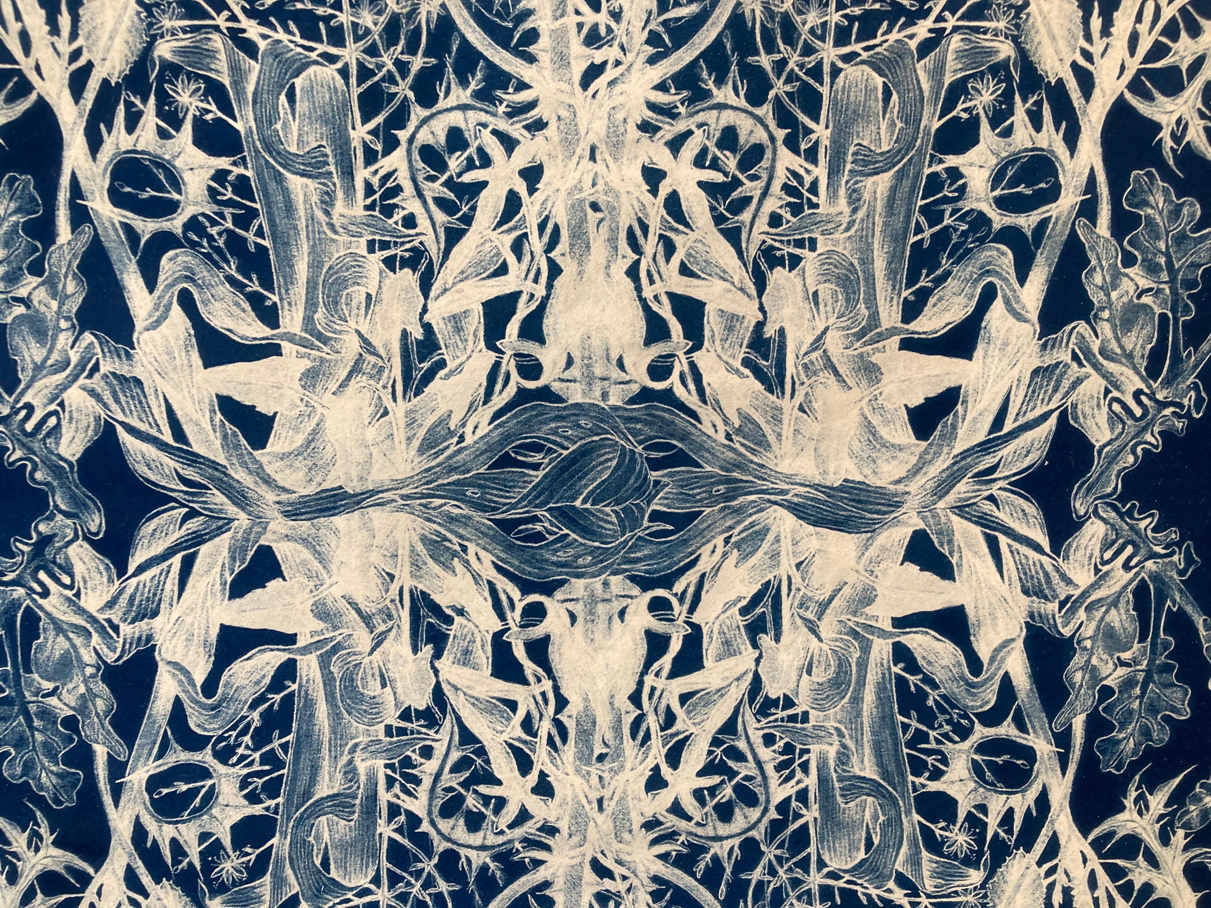 „Botanical Rhapsody II“  Realistisches/abstraktes Blumenmuster Fotografie Blau/Weiß (Violett), Still-Life Print, von Judith Allen-Efstathiou
