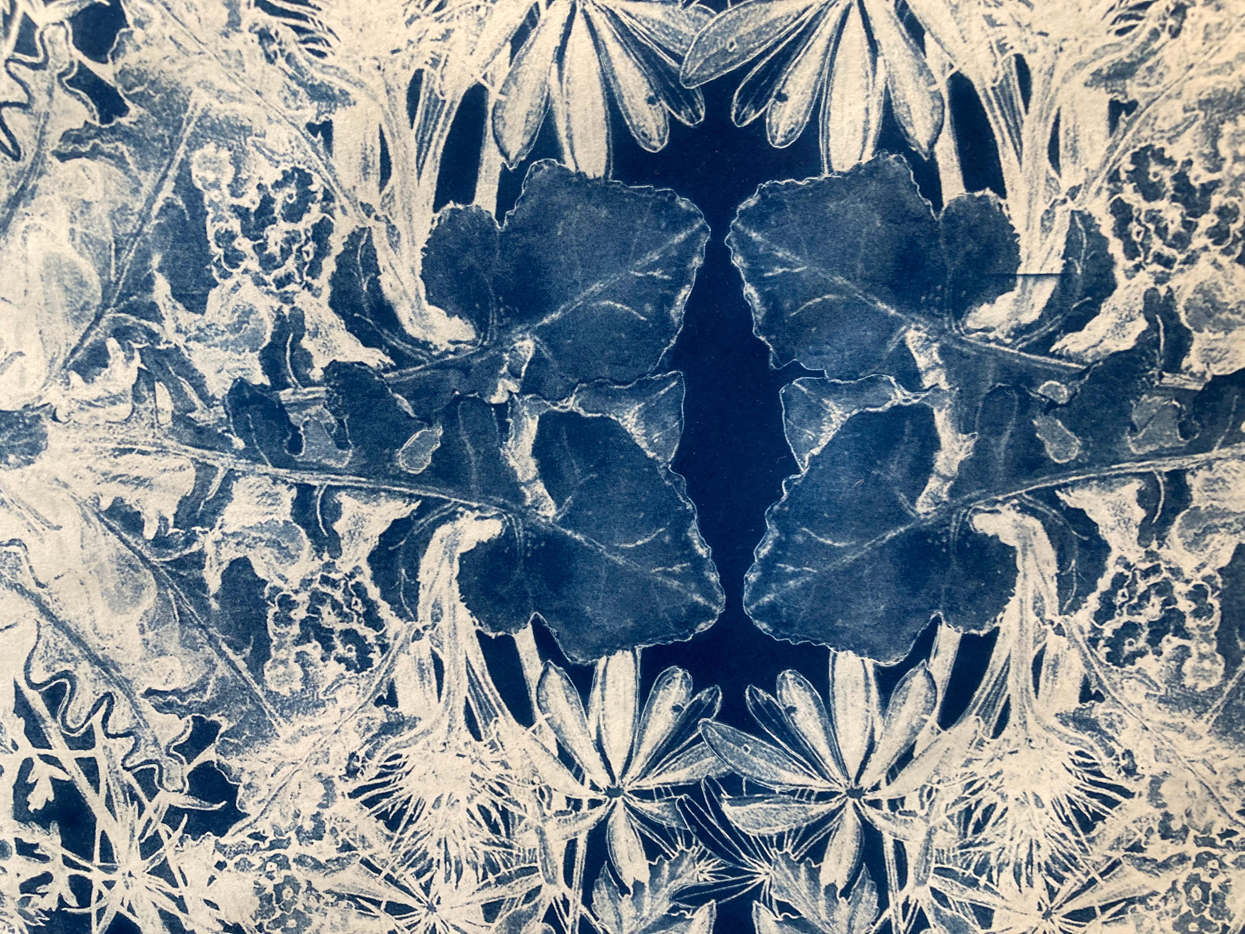 'Botanical Rhapsody'.   Photographie à motif floral réaliste/abstraite bleu/blanc   en vente 4