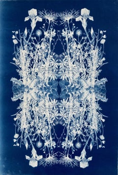 'Botanical Rhapsody'.   Photographie à motif floral réaliste/abstraite bleu/blanc
