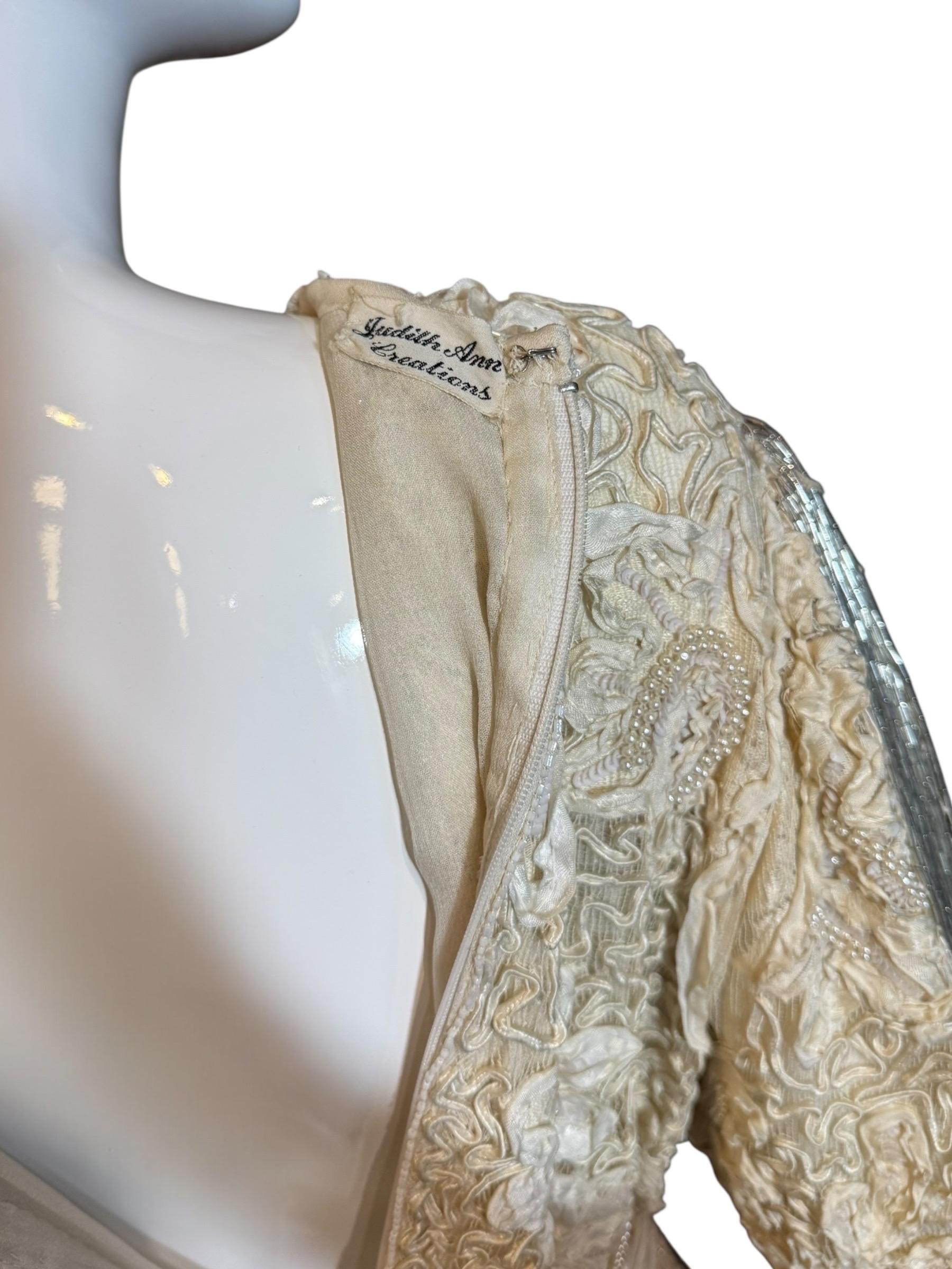 Judith Ann Creations Perlenbesetztes elfenbeinfarbenes Kleid mit Kristallquasten an den Schultern, 1980er Jahre im Angebot 6