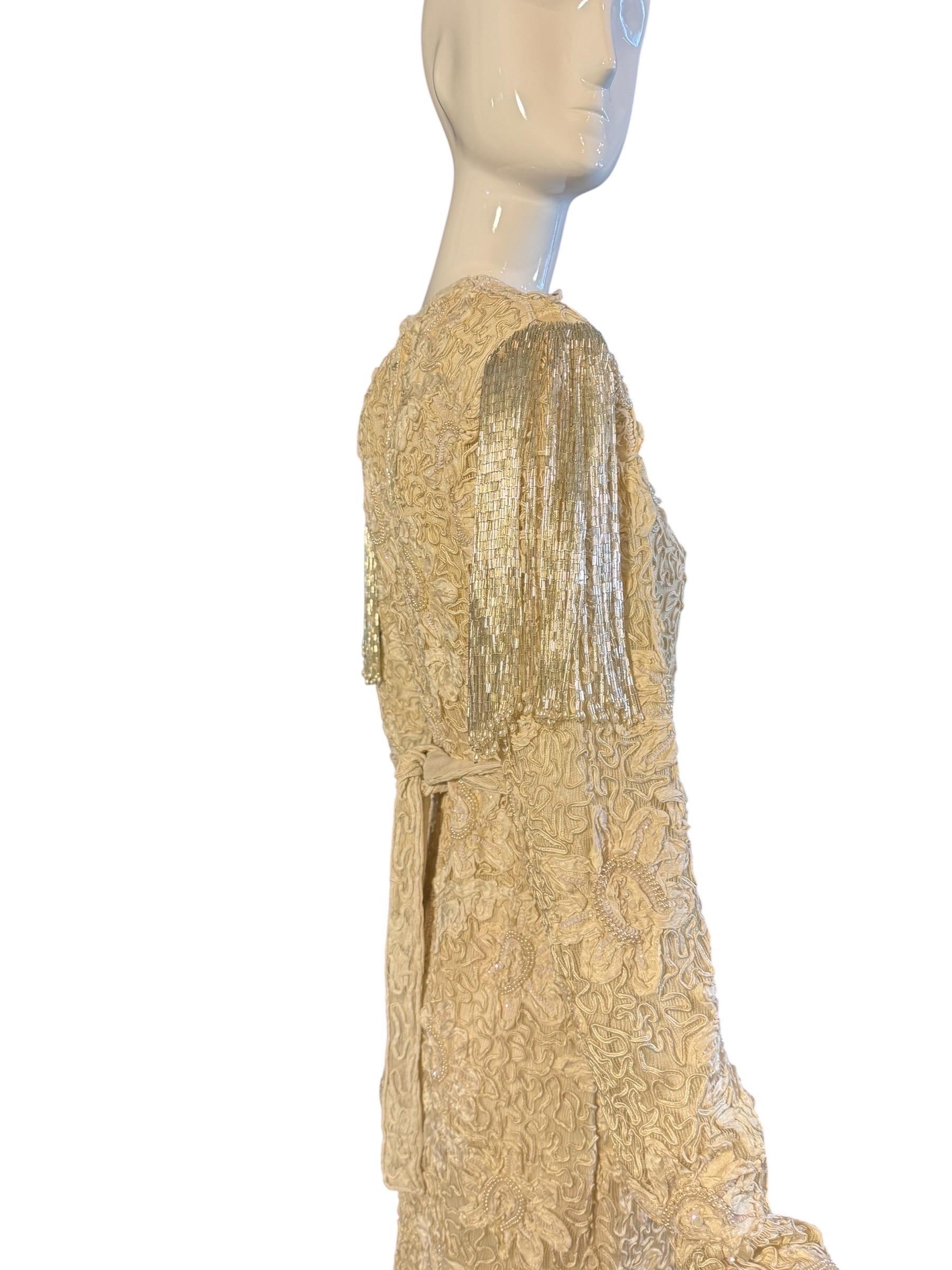 Judith Ann Creations Perlenbesetztes elfenbeinfarbenes Kleid mit Kristallquasten an den Schultern, 1980er Jahre im Angebot 3