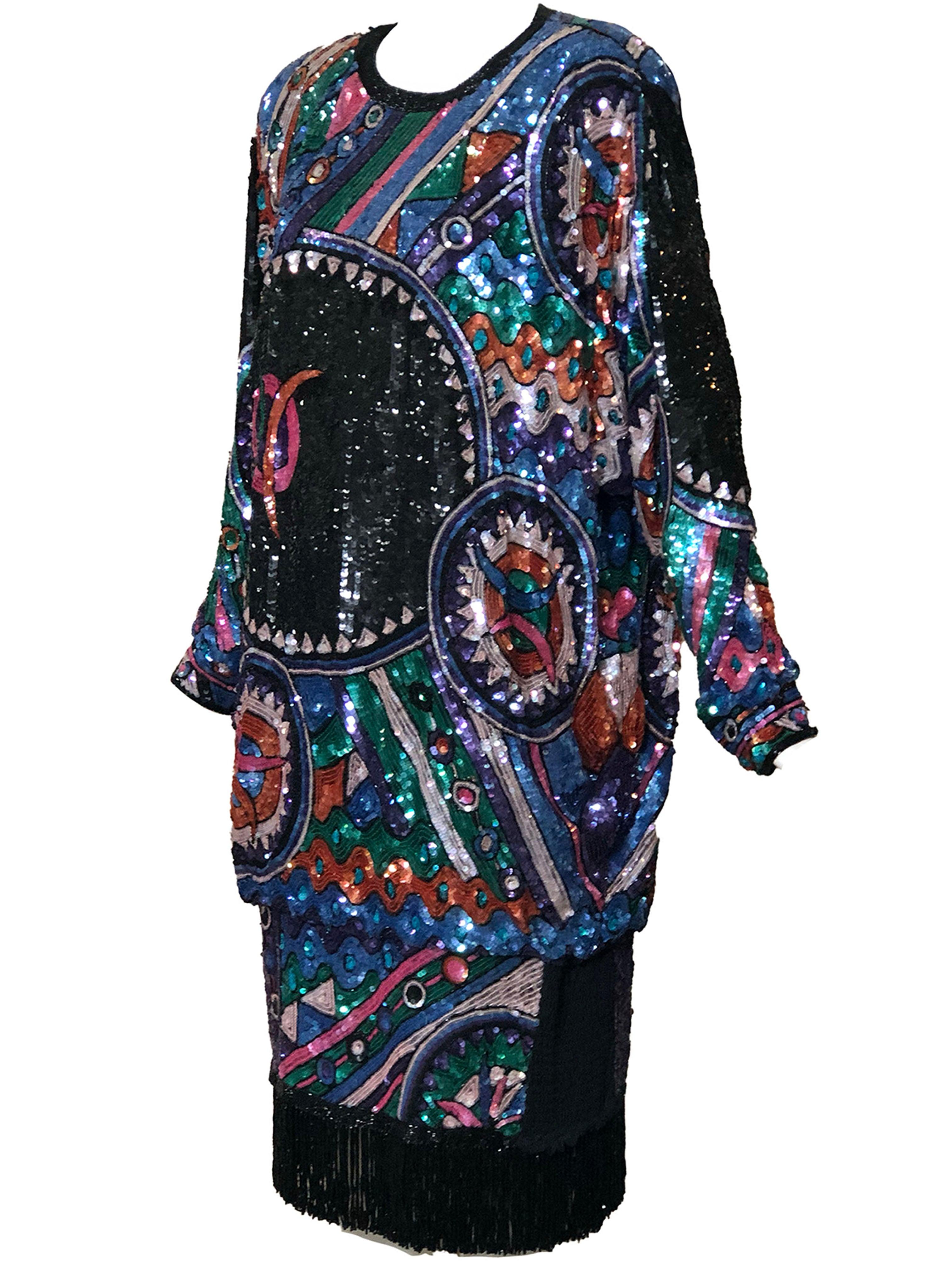 De Judith Ann, la marca que en los años 80 adornaba con cuentas y lentejuelas todo lo que no se movía. Vestido de cóctel/fiesta/noche muy adornado. Motivo deco exagerado.  Blusón con falda estrecha, hombros fuertes y mangas dolman. Totalmente