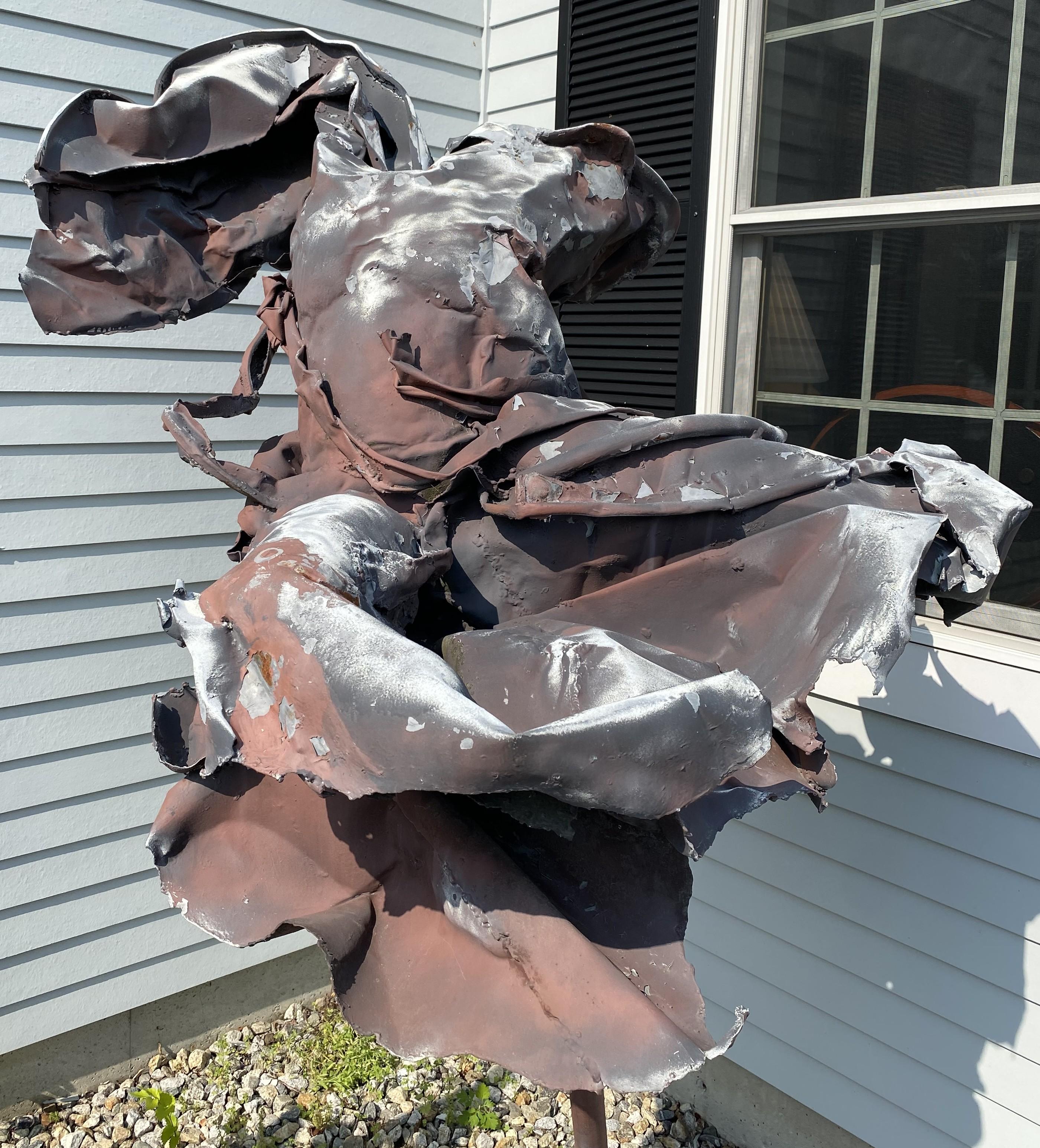 Angelo fluttuante - Sculpture di Judith Brown