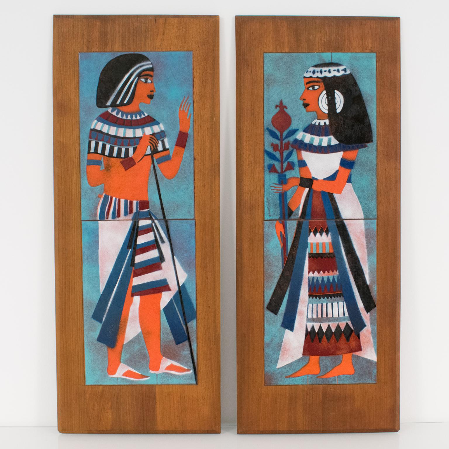 Superbes œuvres d'art en émail sur cuivre du milieu du siècle créées par Judith Daner. Cette jolie paire de panneaux décoratifs comprend deux plaques de carreaux montées ensemble sur le cadre en bois de chêne d'origine. Elle présente une