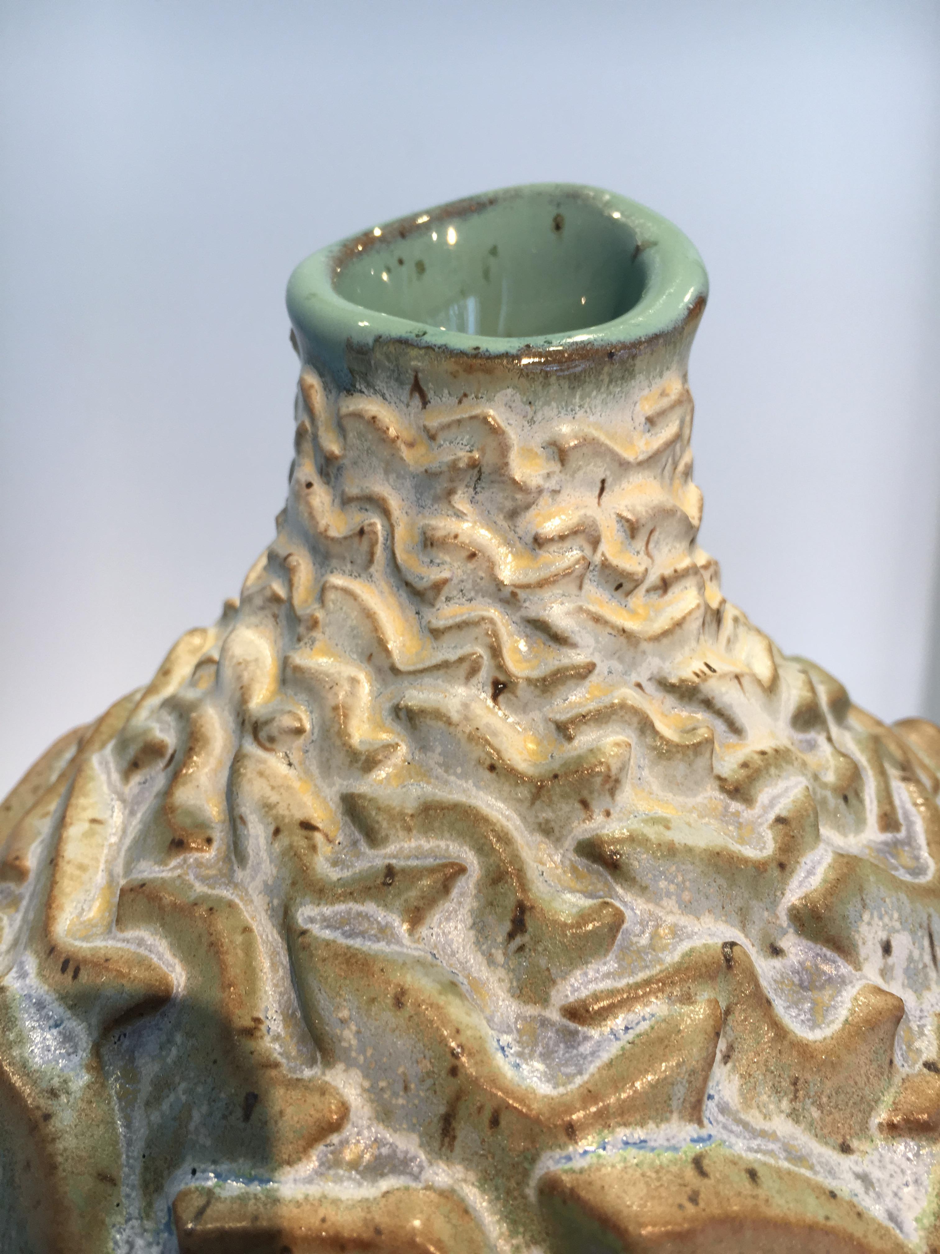 Originaria del nord-ovest e laureata alla Stanford University, ho dipinto, pubblicato libri miniati e vissuto e viaggiato molto in Asia. Ora che lavoro principalmente con la ceramica, attingo immagini dal profondo pozzo delle esperienze passate,