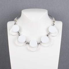 Judith Hendler Collana con anello da collo in acrilico trasparente e bianco