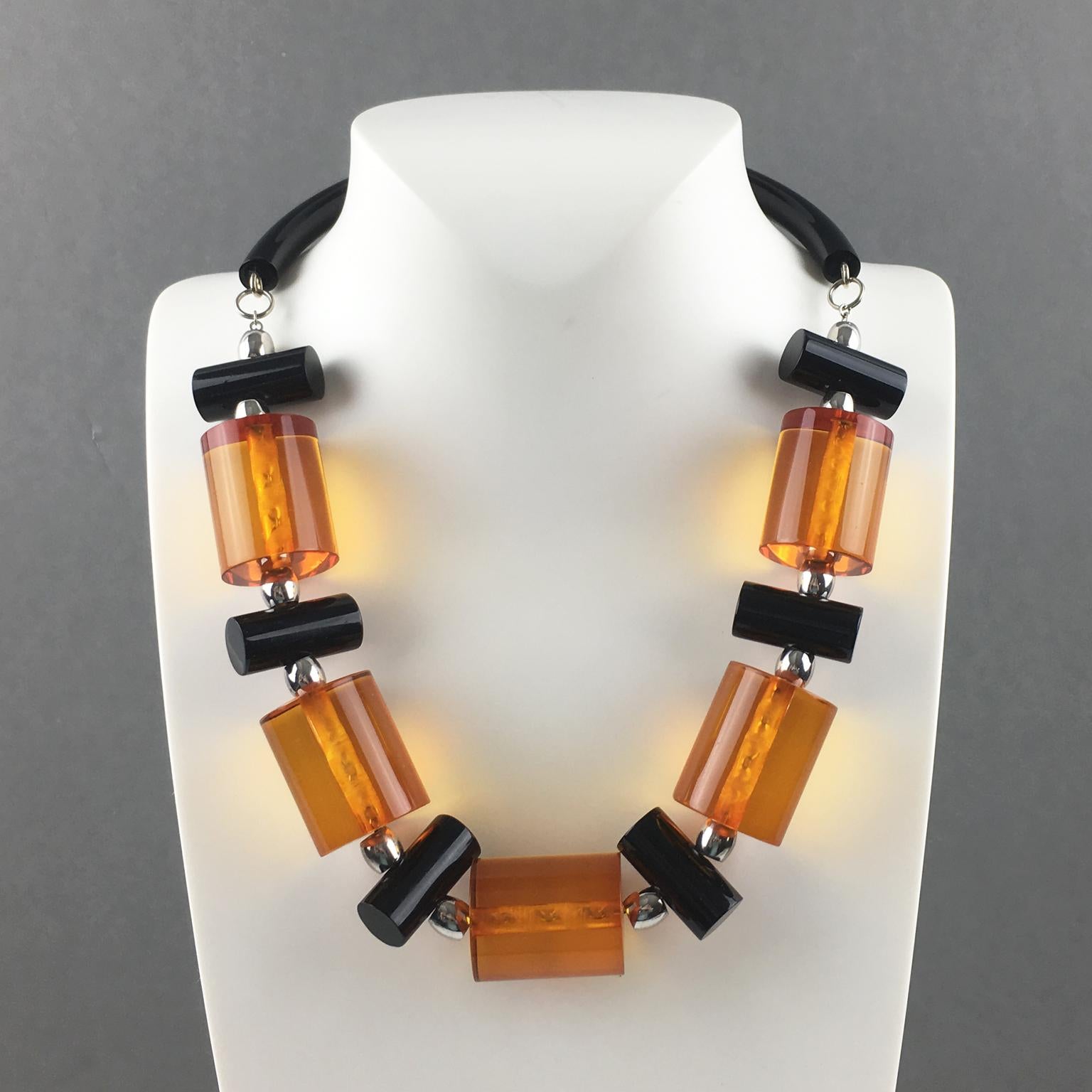 Judith Hendler Geometrische Halskette aus Likorice und orangefarbenem Acryl (Modernistisch) im Angebot