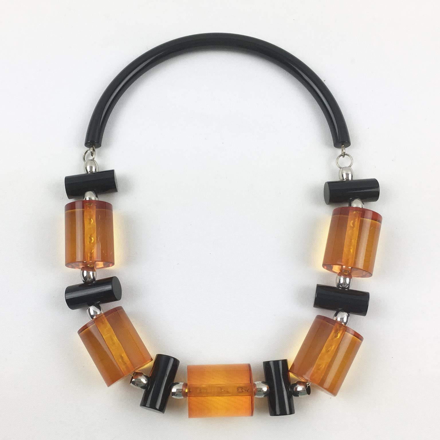 Judith Hendler Geometrische Halskette aus Likorice und orangefarbenem Acryl im Zustand „Hervorragend“ im Angebot in Atlanta, GA