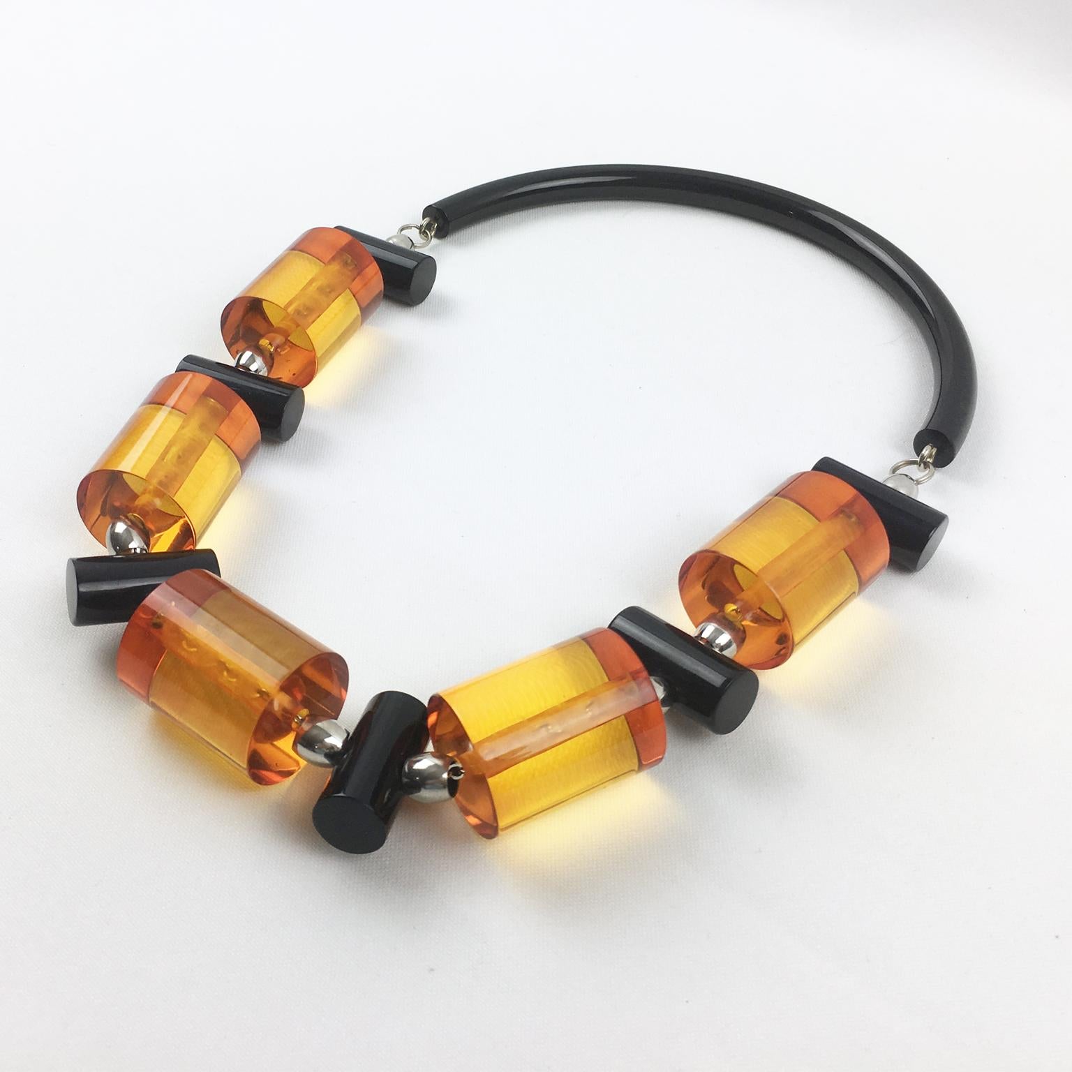 Judith Hendler Geometrische Halskette aus Likorice und orangefarbenem Acryl im Angebot 1