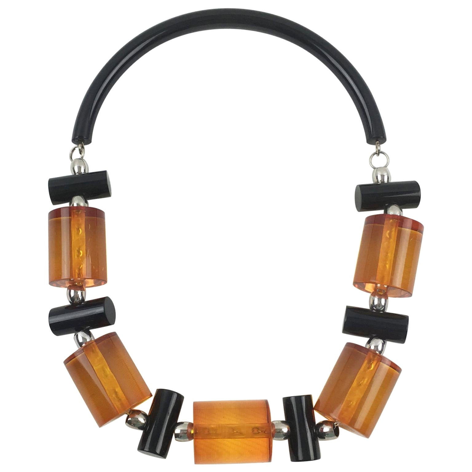 Judith Hendler Geometrische Halskette aus Likorice und orangefarbenem Acryl im Angebot