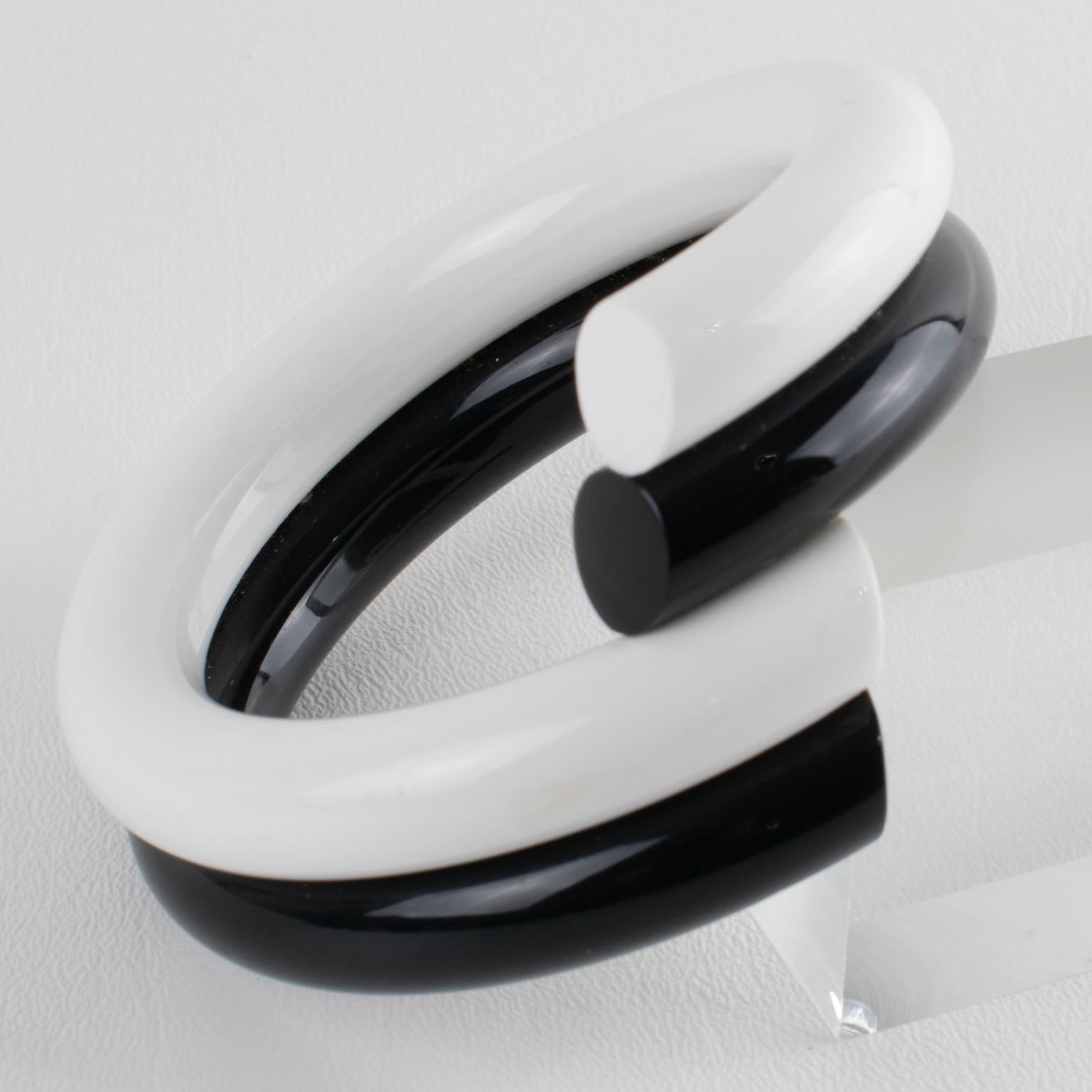 Judith Hendler Black and White Acrylic Bypass Bracelet Bangle In Good Condition For Sale In Atlanta, GA