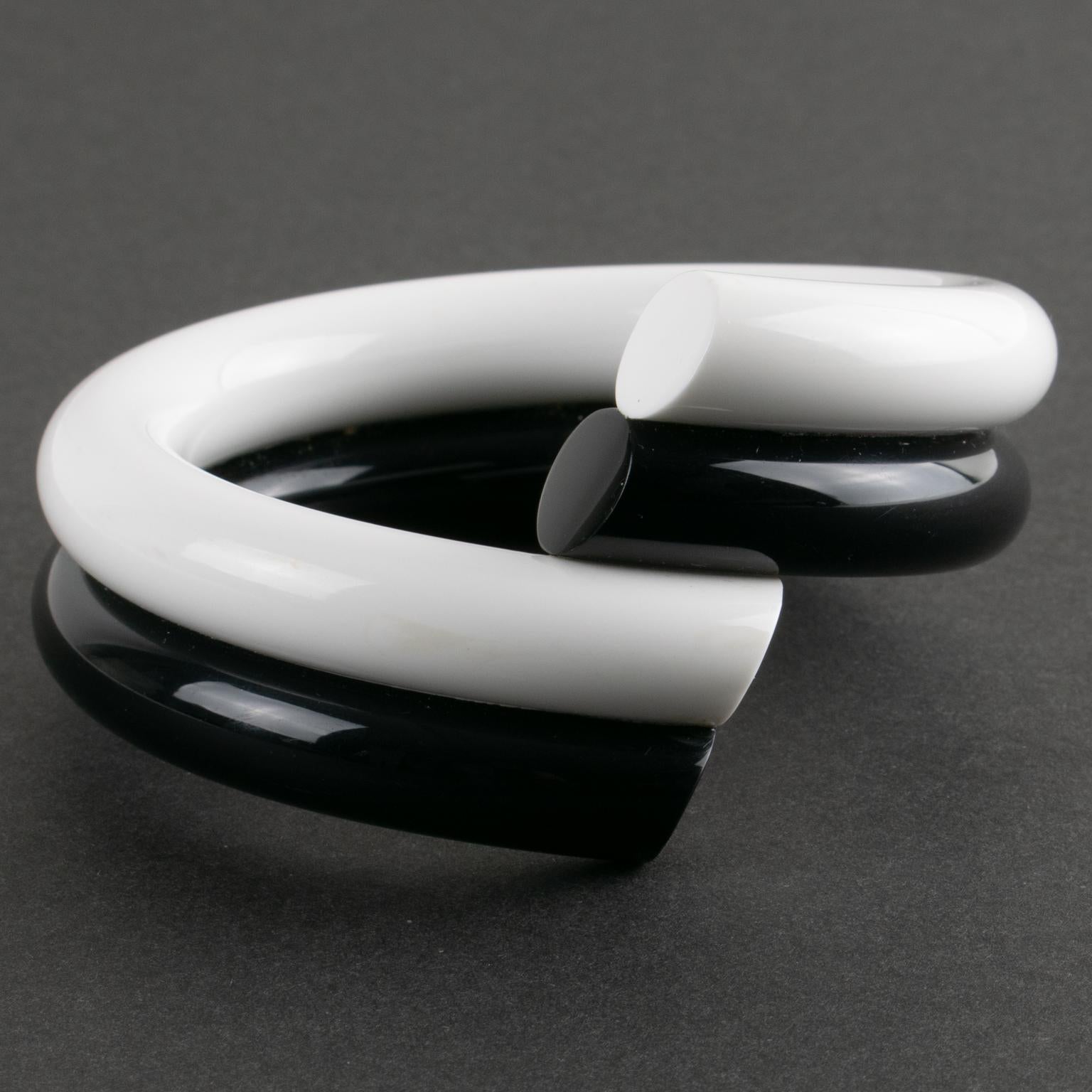 Judith Hendler Black and White Acrylic Bypass Bracelet Bangle For Sale 4
