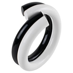 Judith Hendler Pulsera Bypass Acrílica Blanca y Negra Brazalete