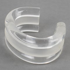 Bracciale in acrilico trasparente e smerigliato di Judith Hendler