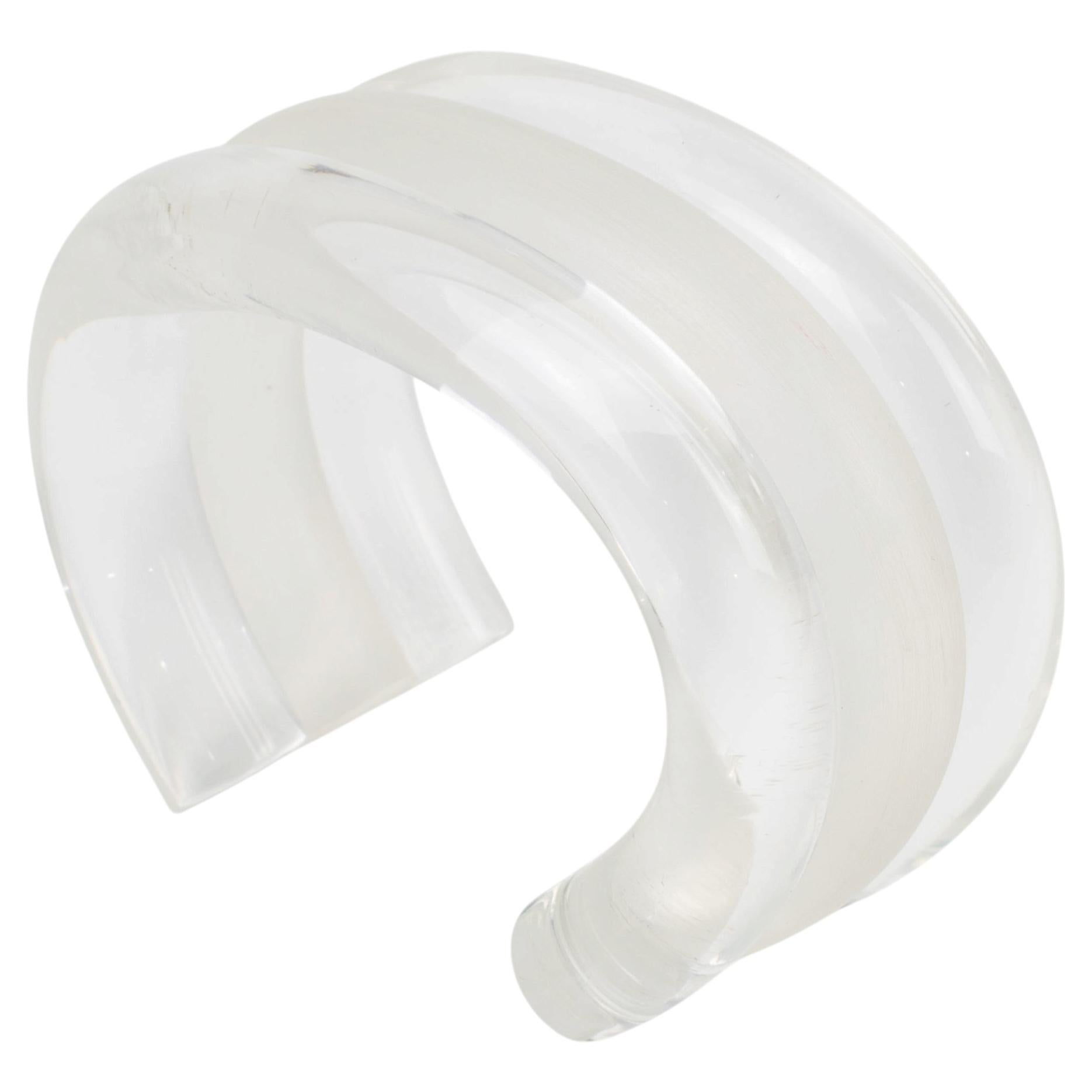 Bracciale rigido in acrilico Lucite trasparente e smerigliato di Judith Hendler