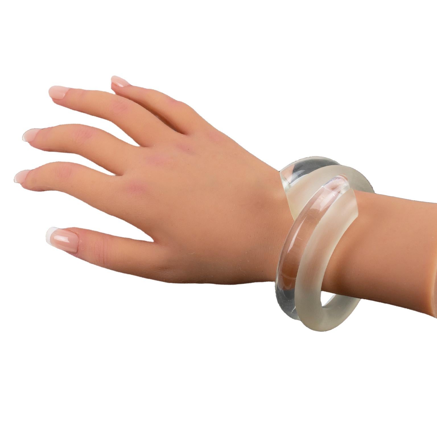 Donna Bracciale Bypass in acrilico trasparente e smerigliato Judith Hendler in vendita