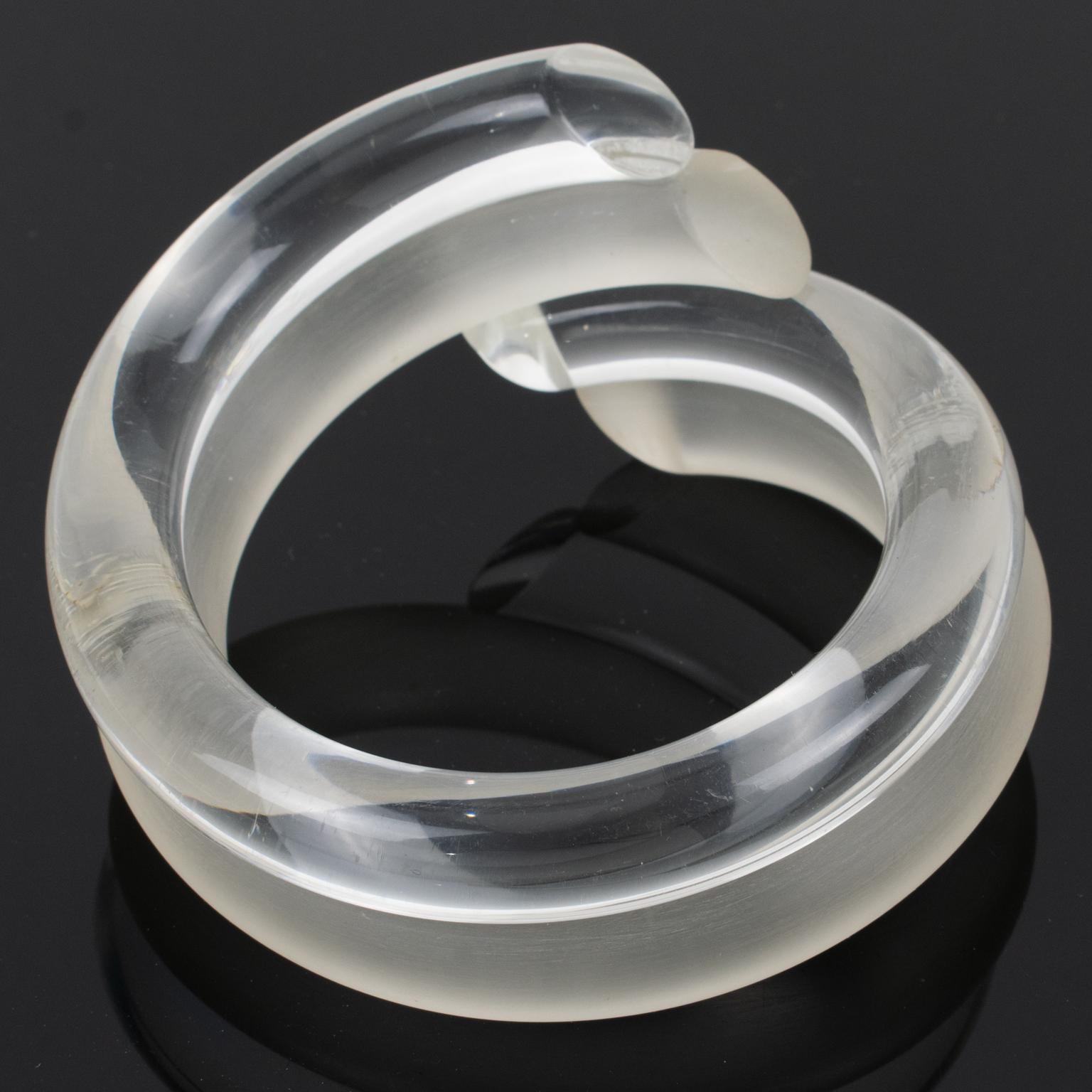 Judith Hendler Clear and Frosted Lucite Acrylic Coiled Bracelet Bangle In Excellent Condition For Sale In Atlanta, GA