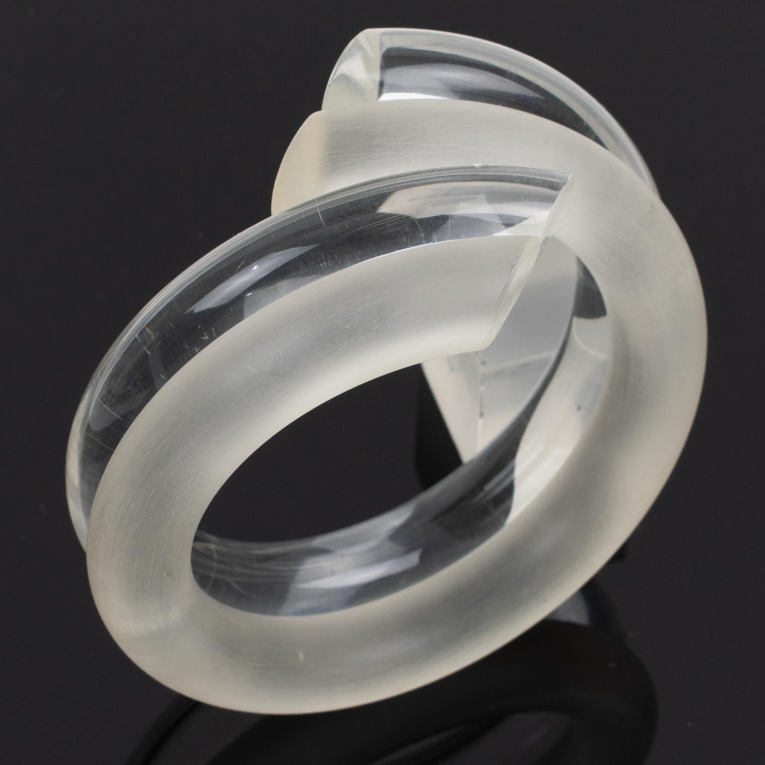 Judith Hendler Bracelet jonc en acrylique transparent et givré enroulé en vente 2
