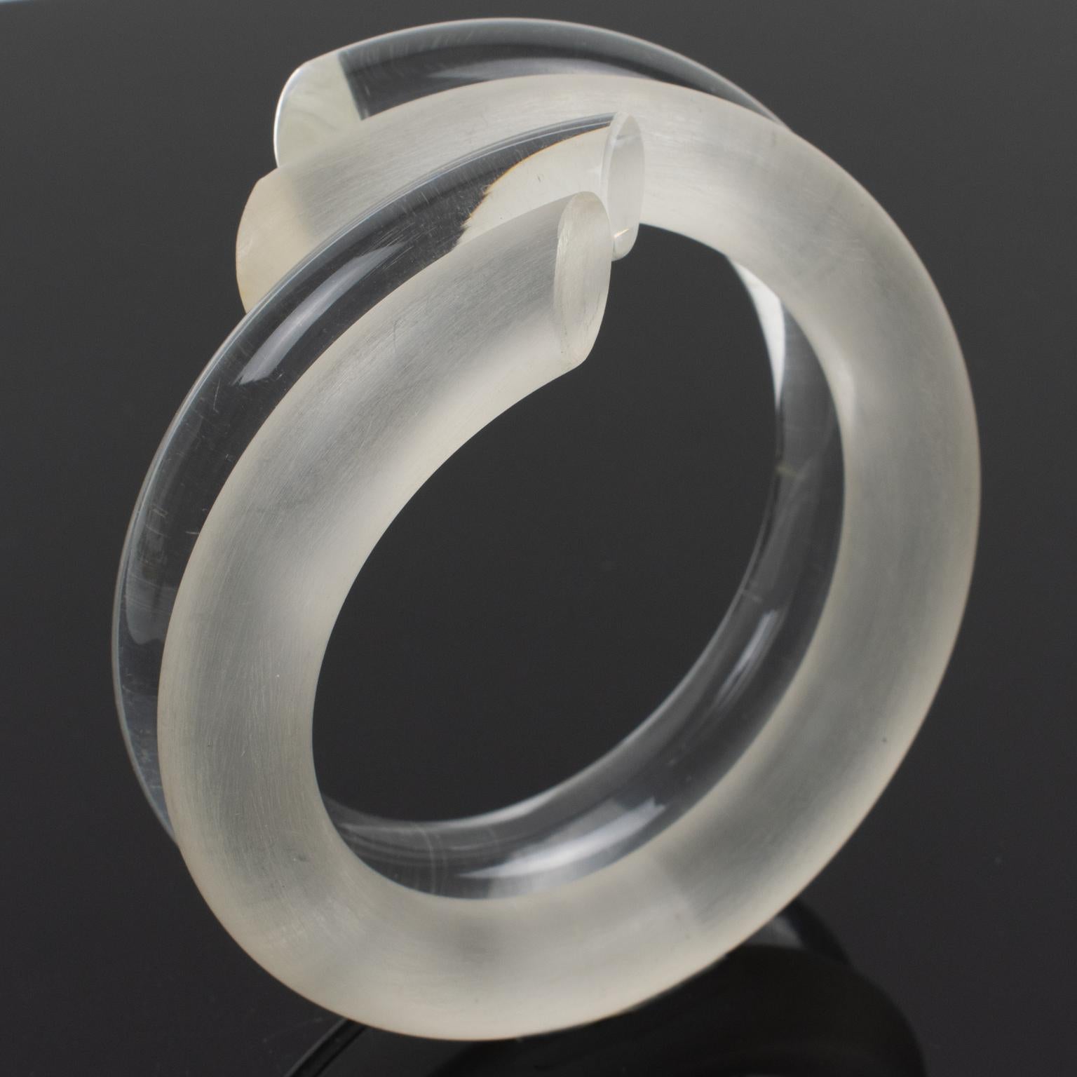 Judith Hendler Bracelet jonc en acrylique transparent et givré enroulé en vente 3