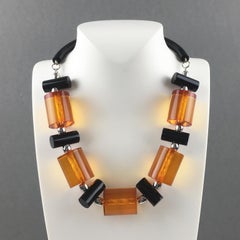 Collana geometrica in lucite acrilica arancione e liquirizia Judith Hendler